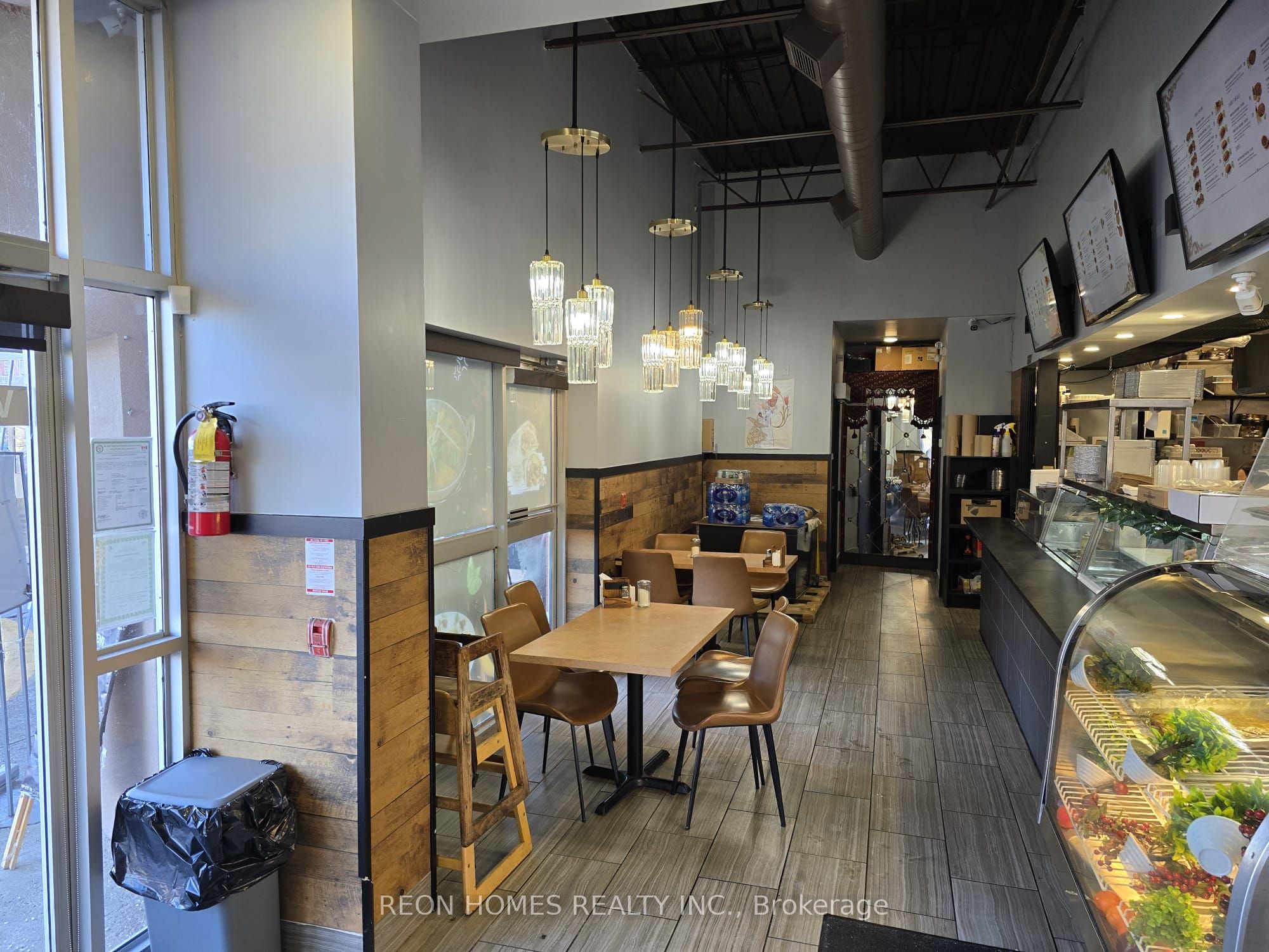 200 John Street W E2