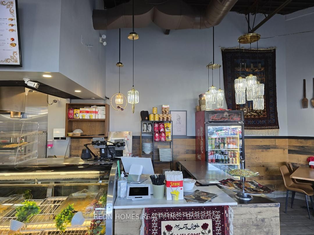 200 John Street W E2