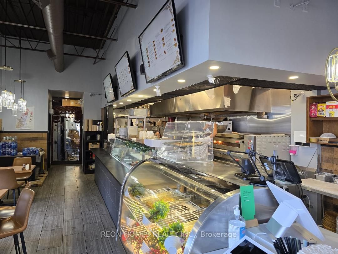 200 John Street W E2