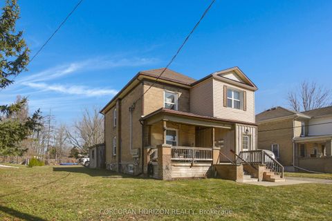 17 Shaw Avenue W Cambridge ON N3C 1E3