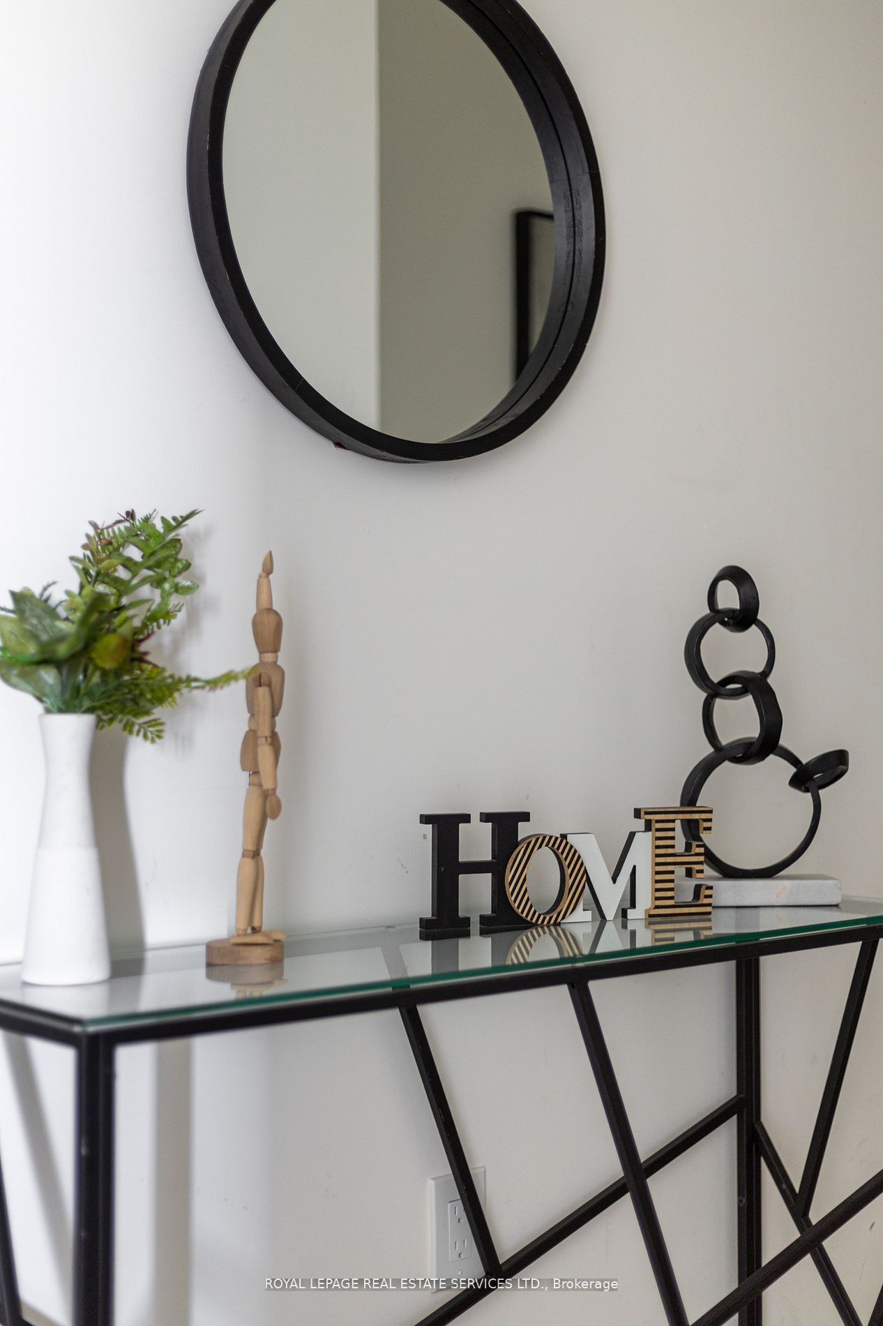 859 The Queensway N/A 720