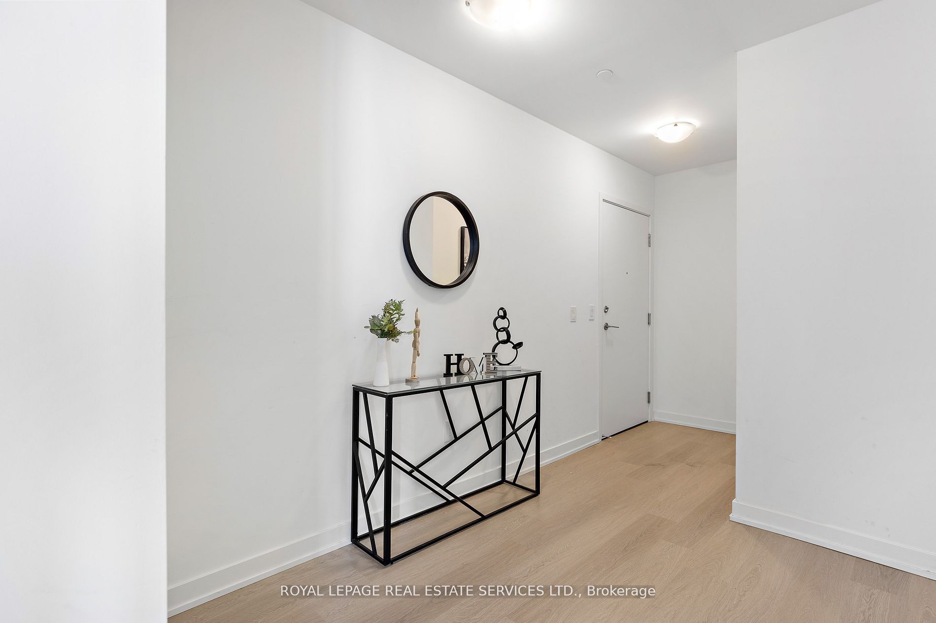 859 The Queensway N/A 720