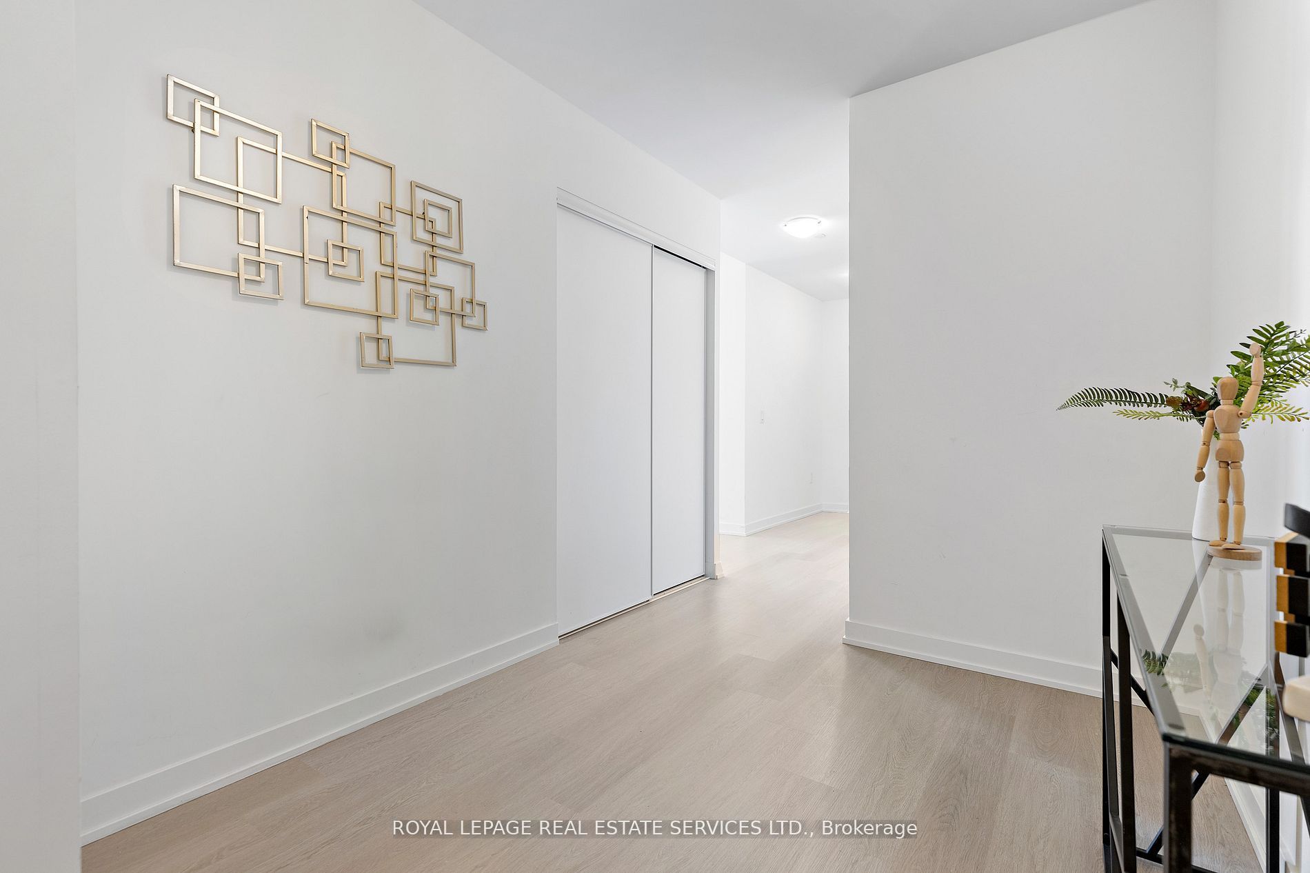 859 The Queensway N/A 720