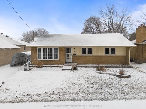 447 Ridgeway Avenue Oshawa ON L1J 2V8