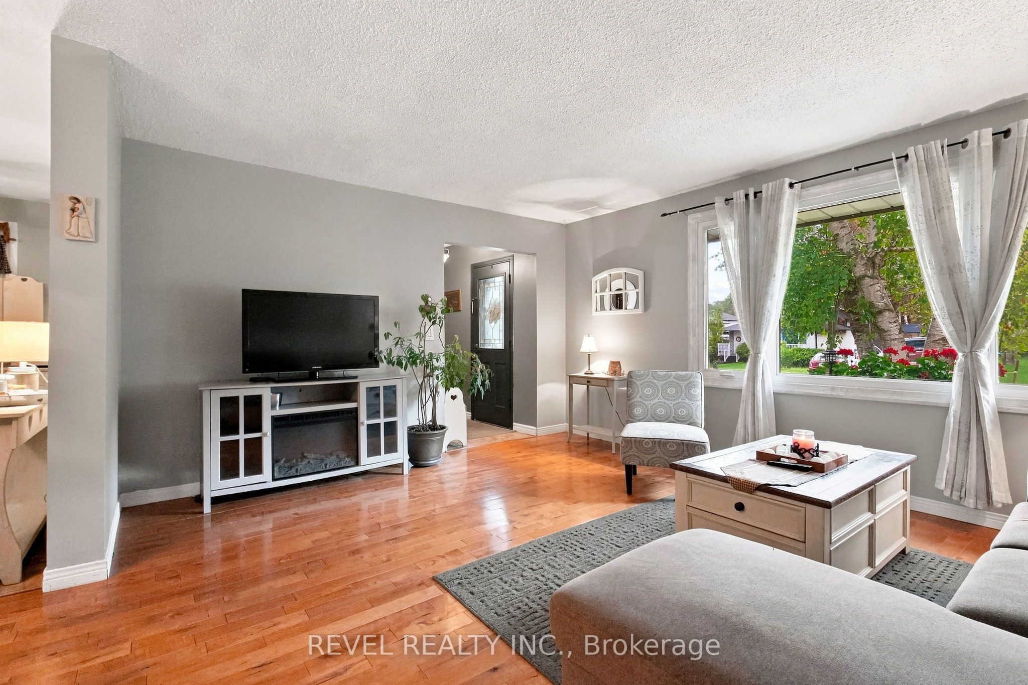 562 Capilano Crescent