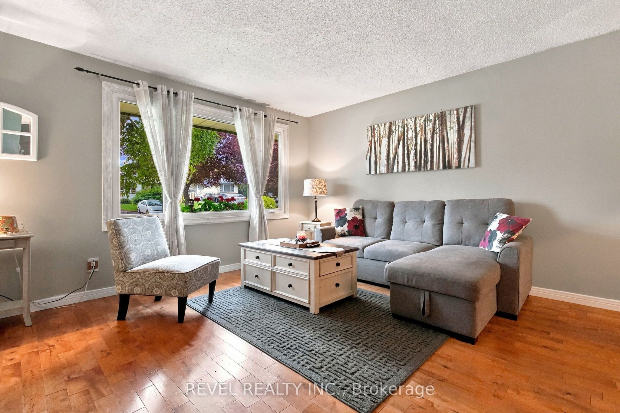 562 Capilano Crescent