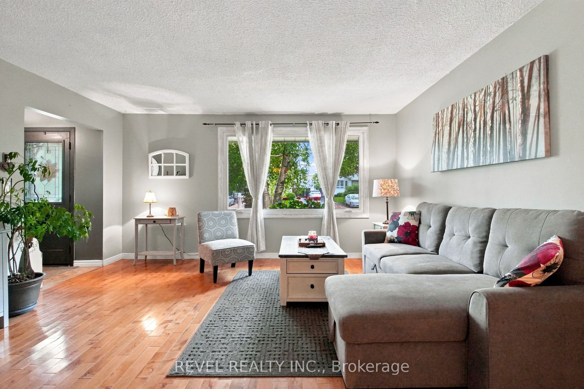 562 Capilano Crescent