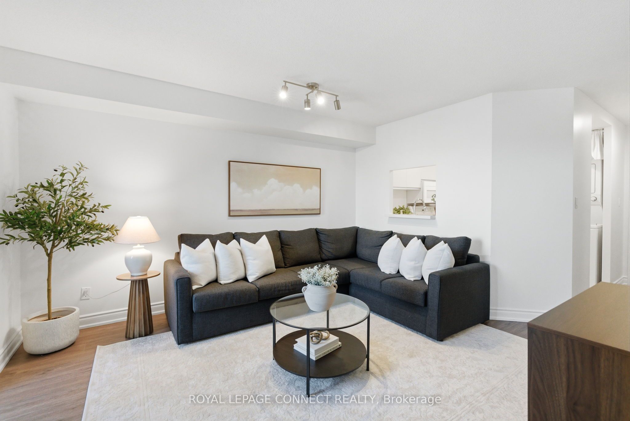 711 Rossland Road E 514