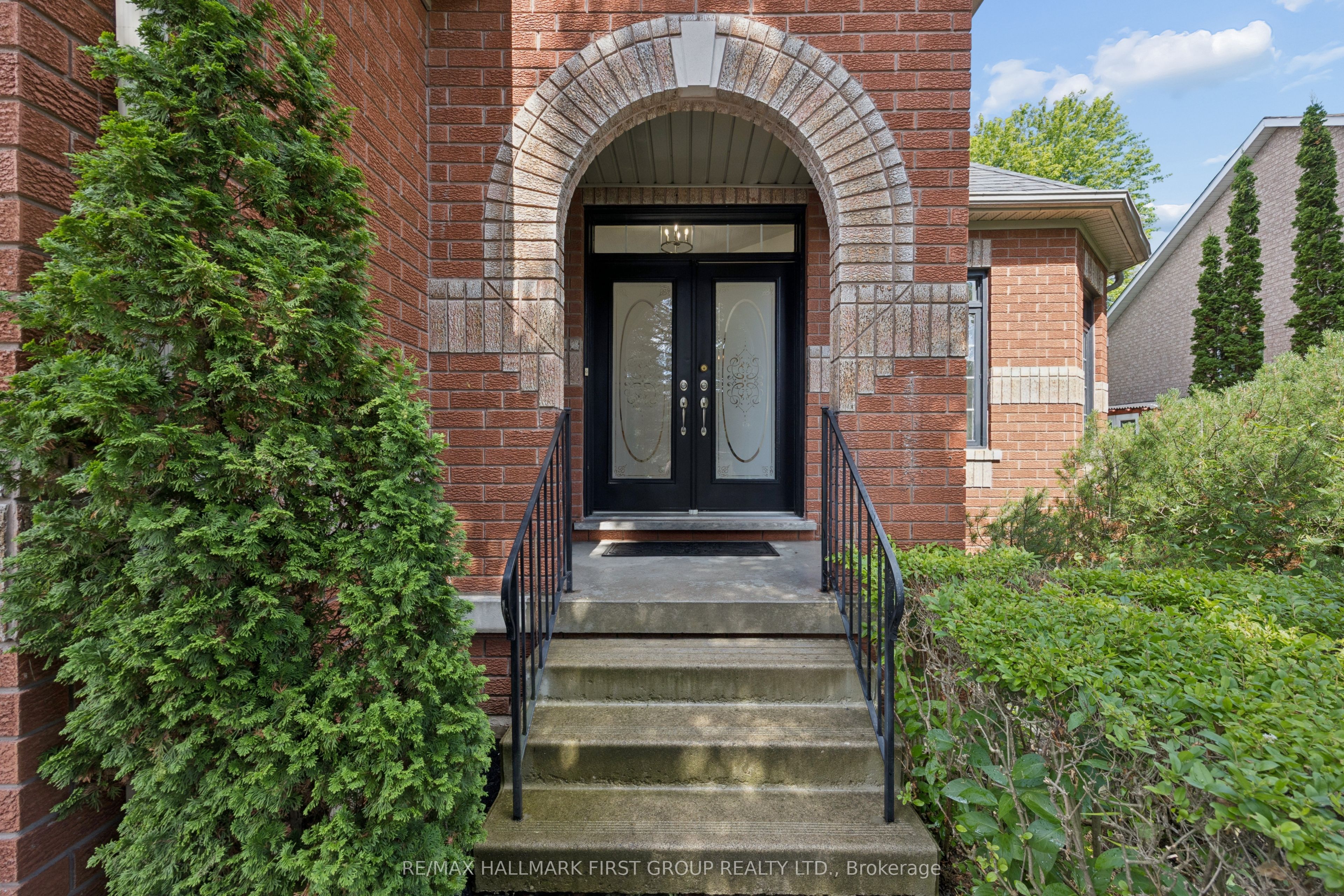 2352 Canterbury Crescent