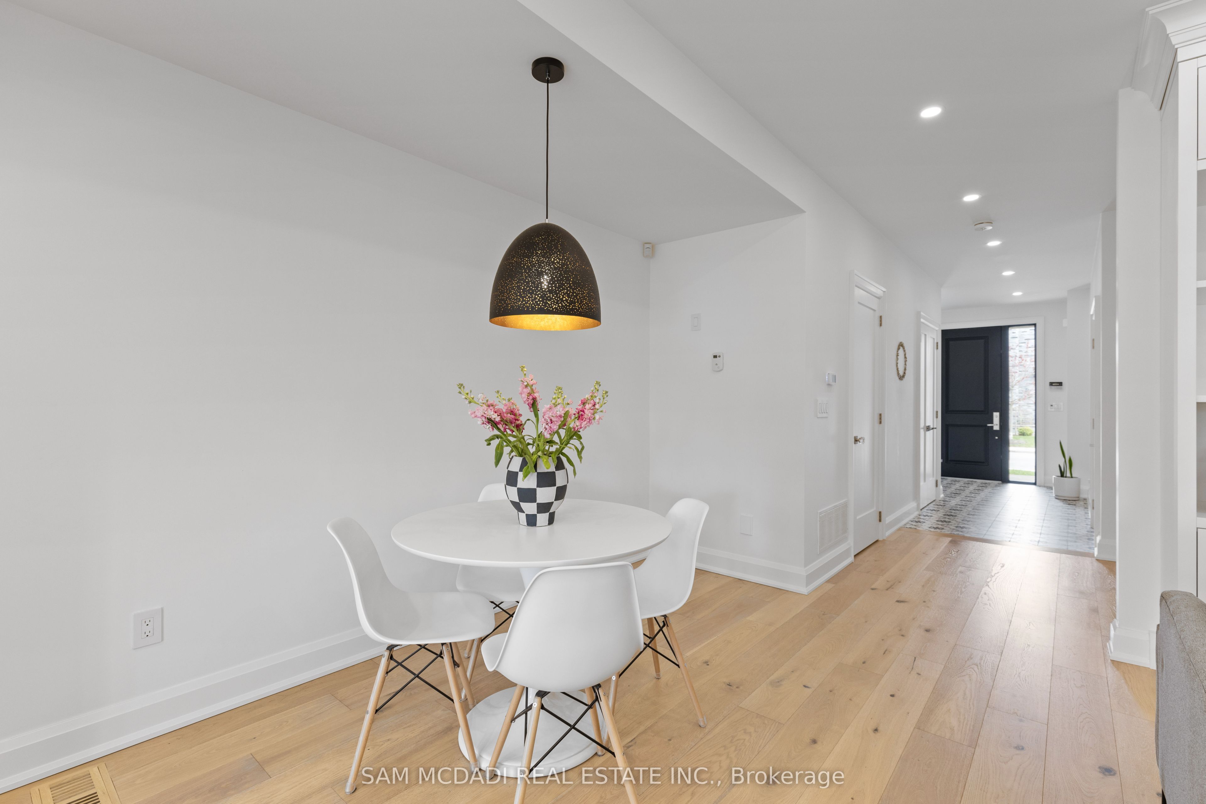 4 Iroquois Avenue