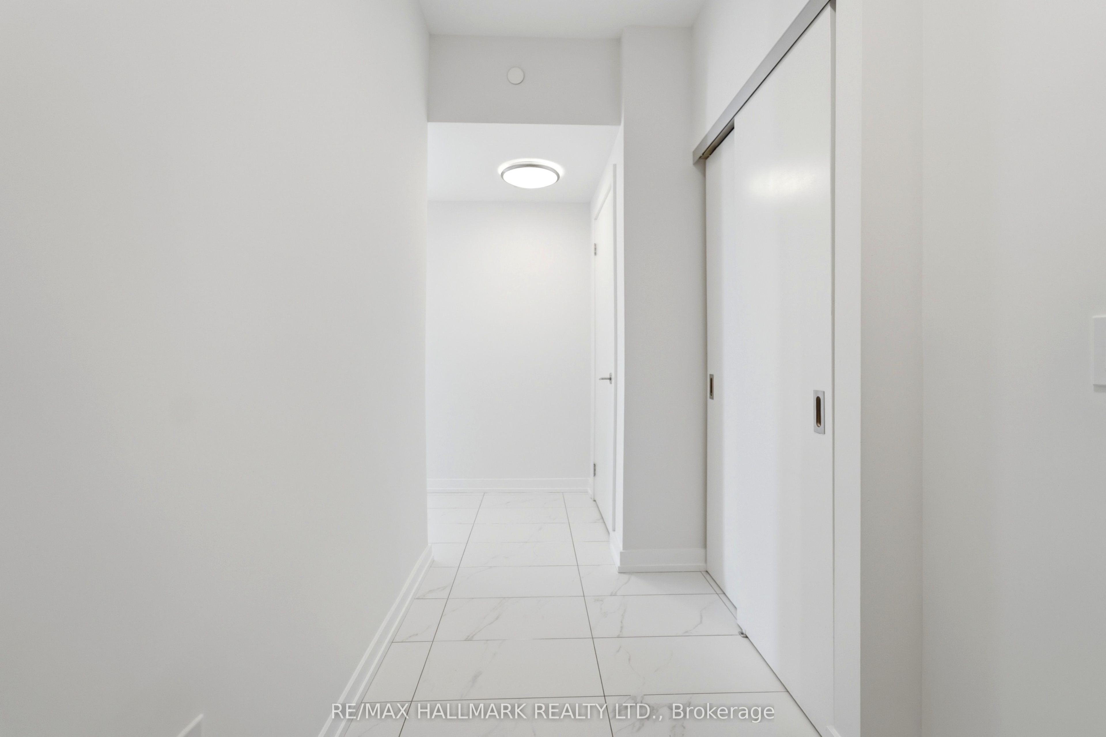 5 Wellington Street S 1406