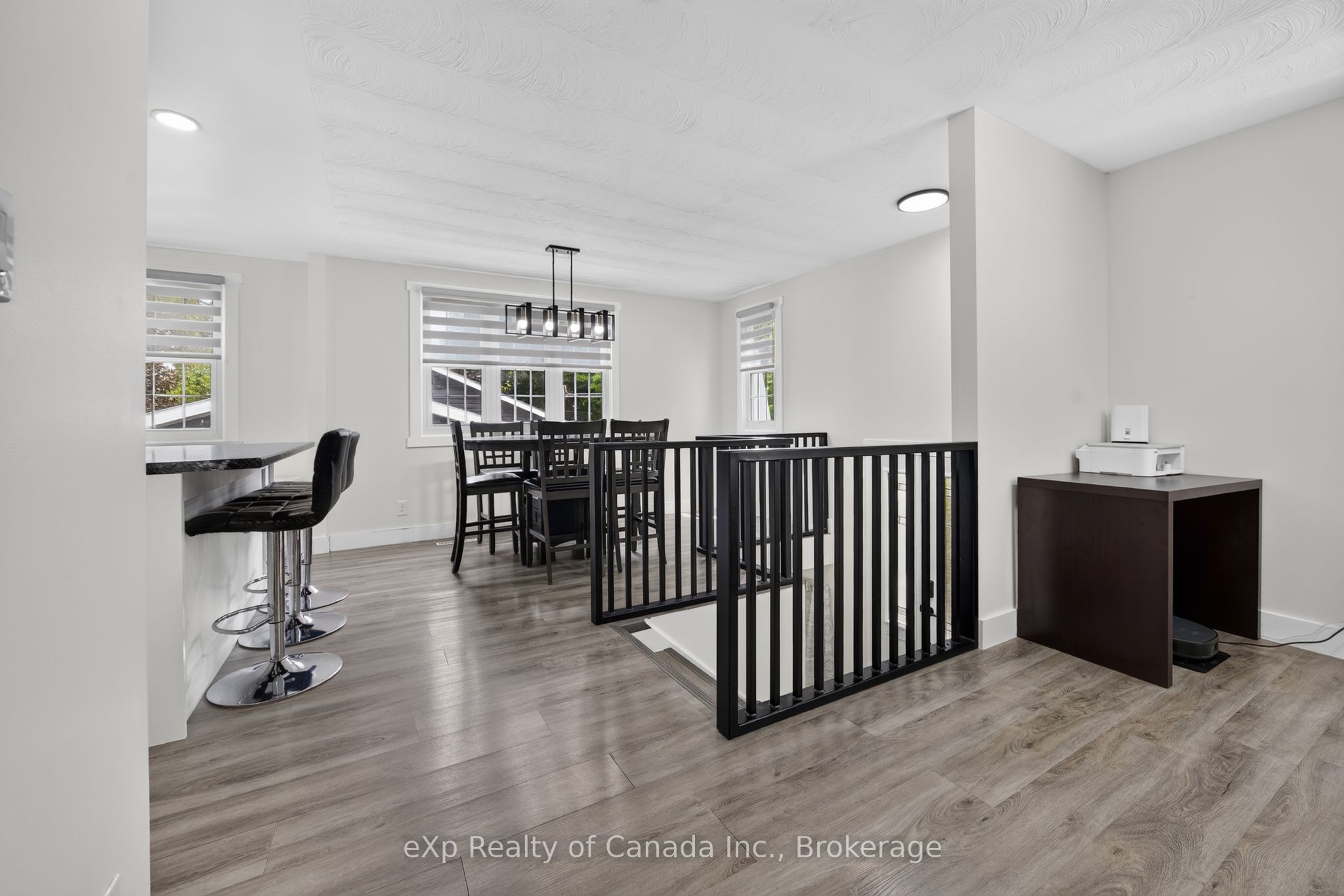 18 Queen Street W