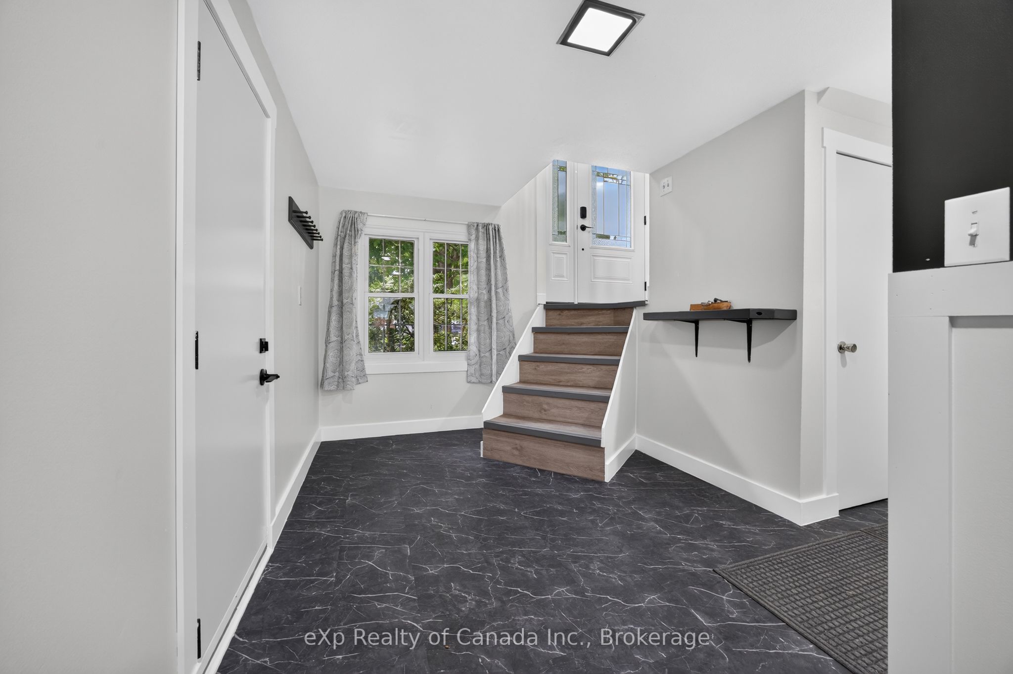 18 Queen Street W