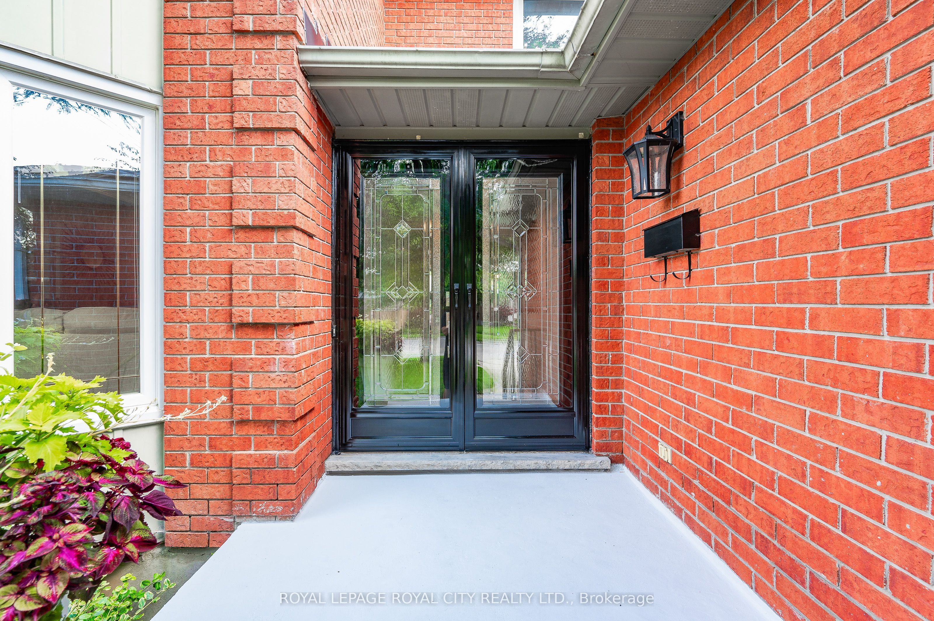 21 Kortright Road E
