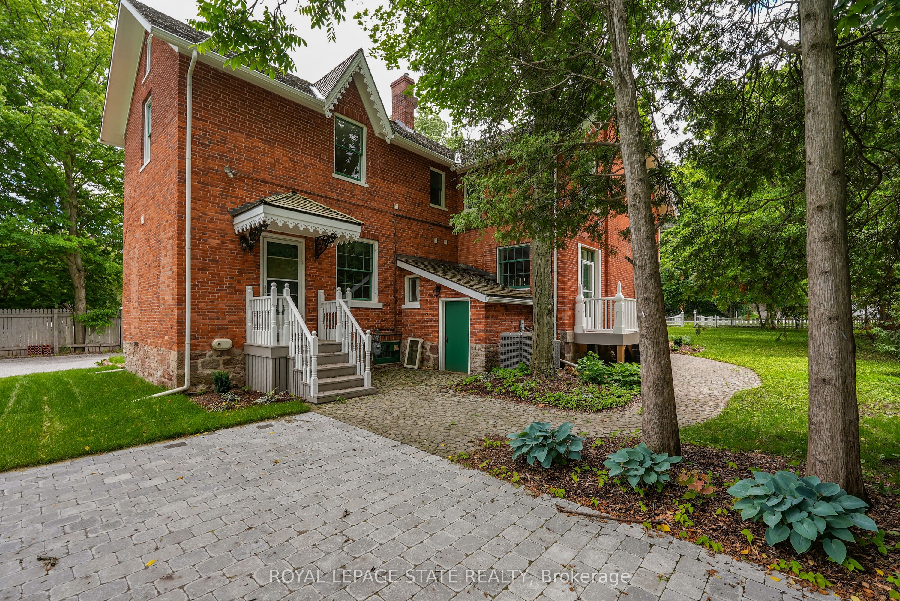 262 Main Street W