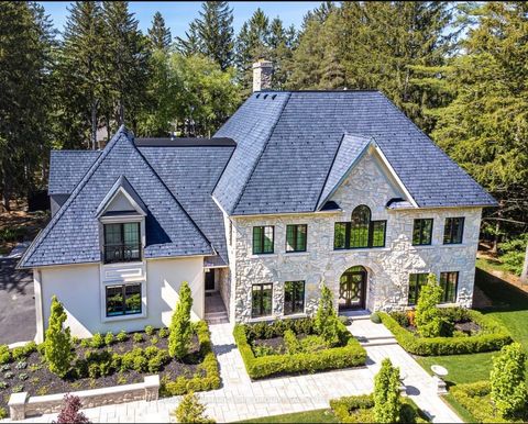 108 Kennedy Street W Aurora ON L4G 2L7