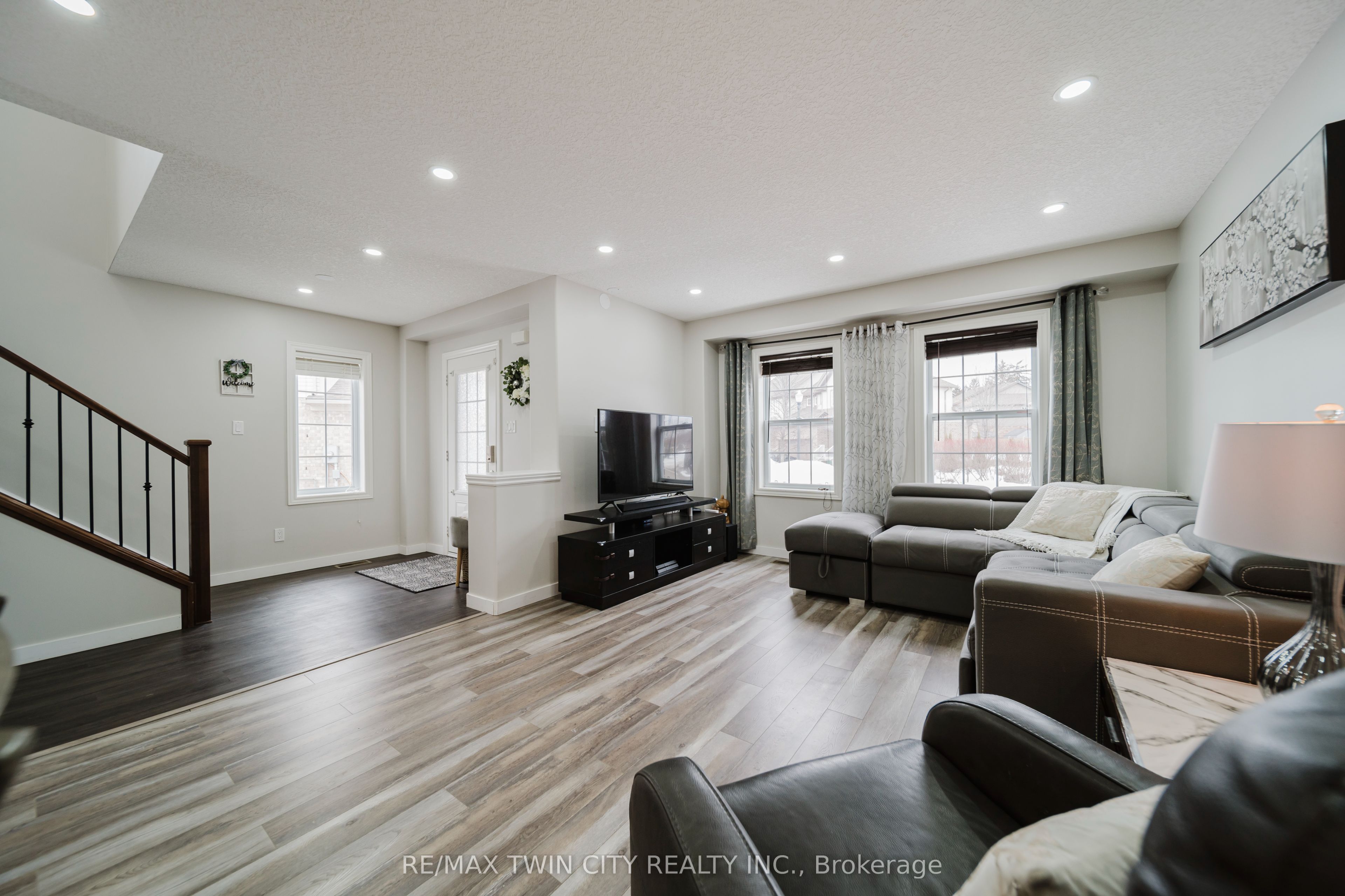 214 Snyder's Road E 2