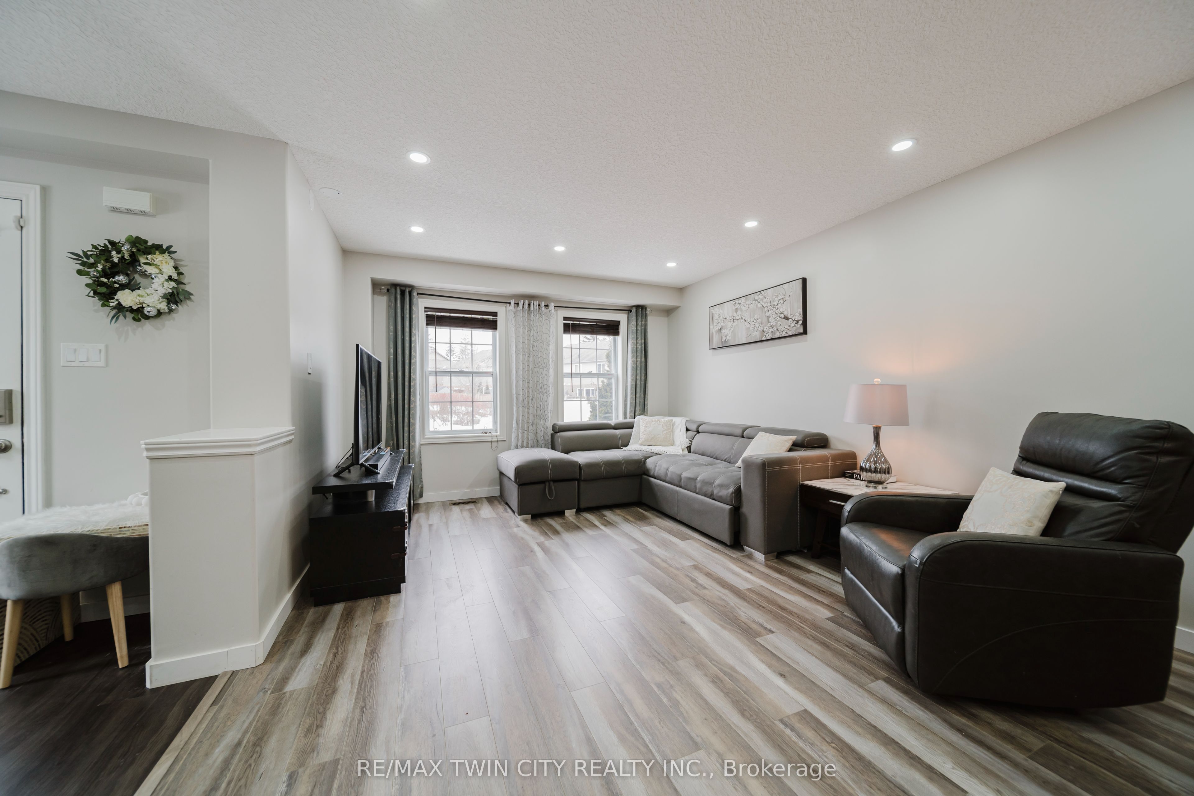 214 Snyder's Road E 2