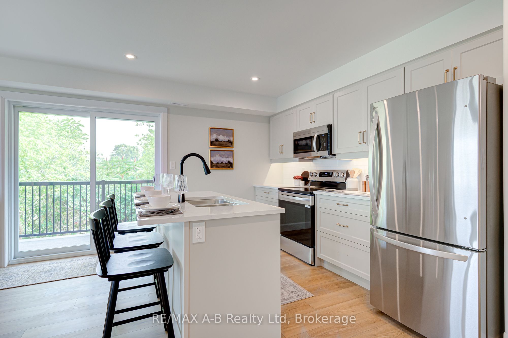 428 Queen Street W 3