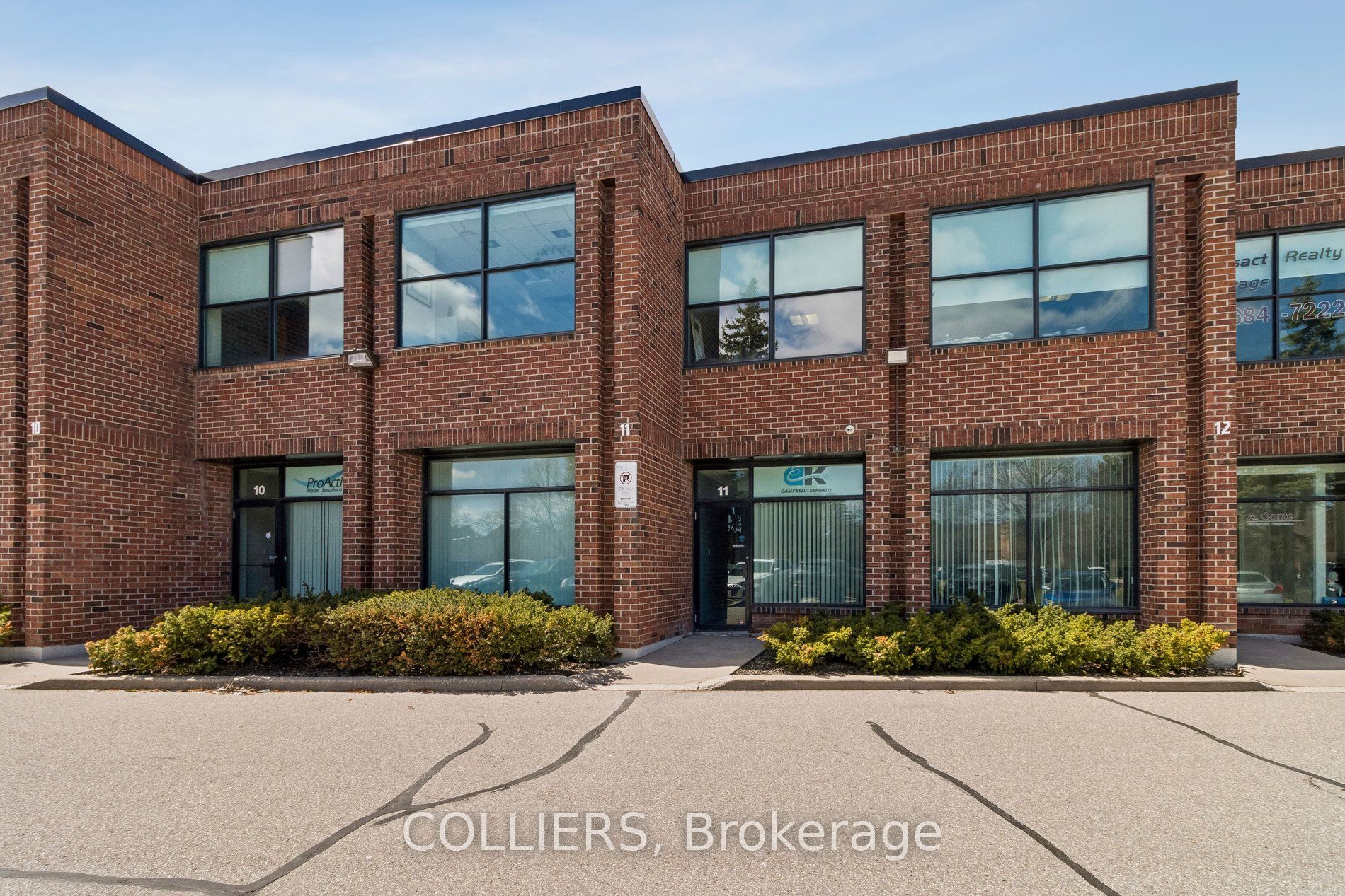 242 Applewood Crescent 10-11