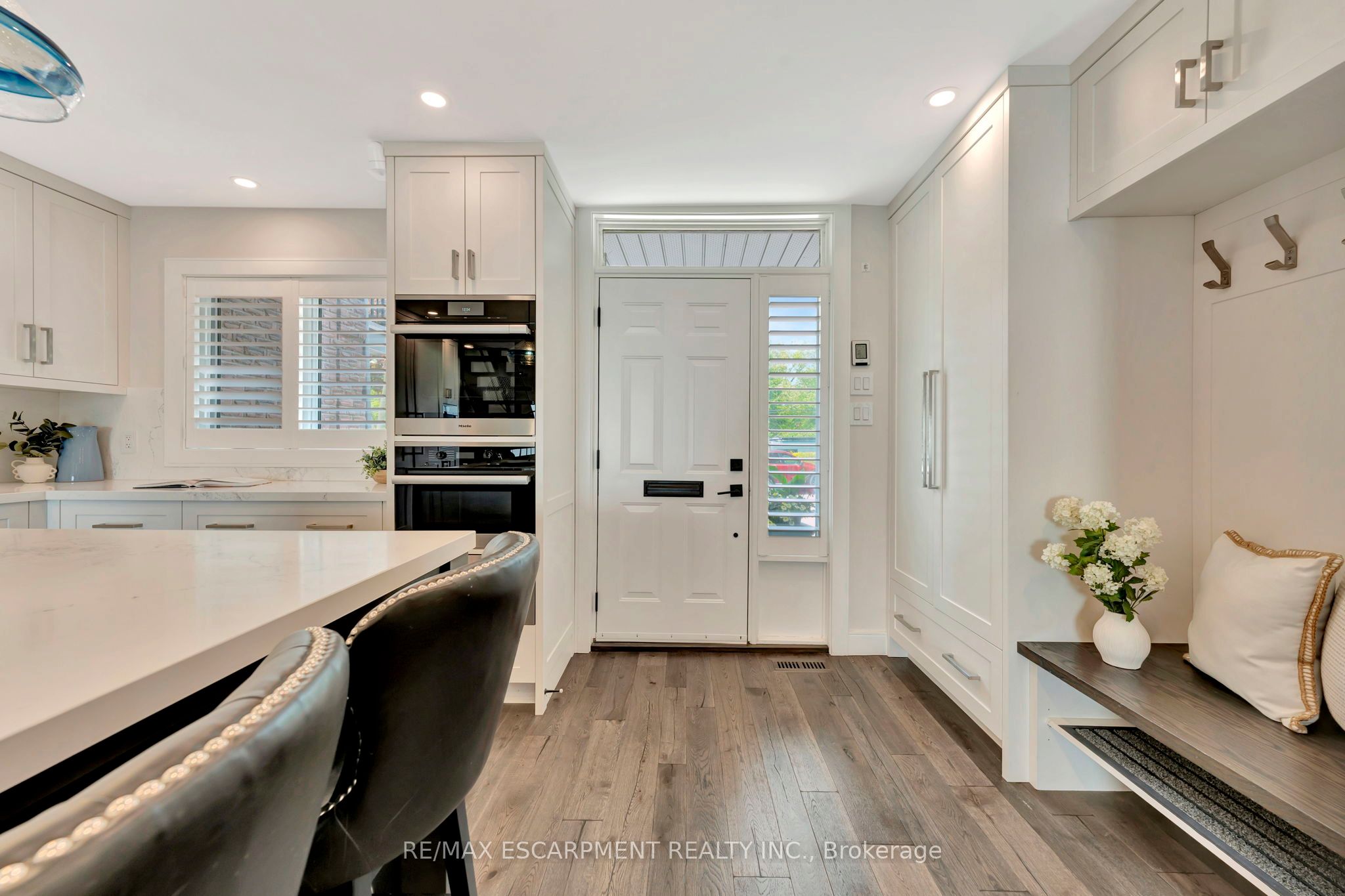 2136 Old Lakeshore Road 3