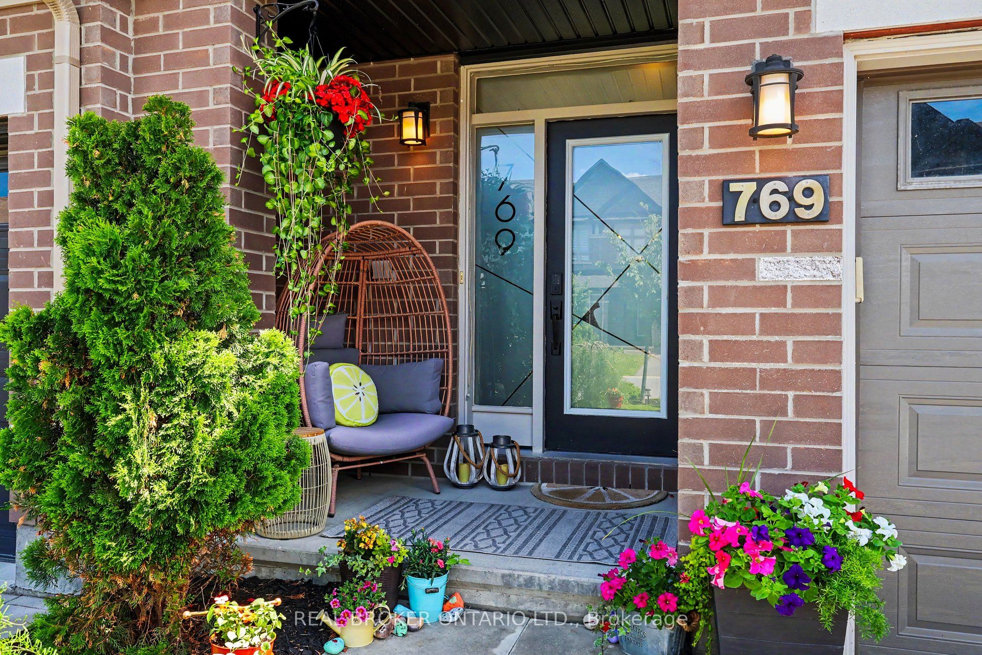 769 Cairn Crescent