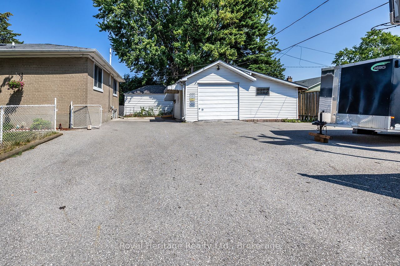 42 Thorncroft Crescent