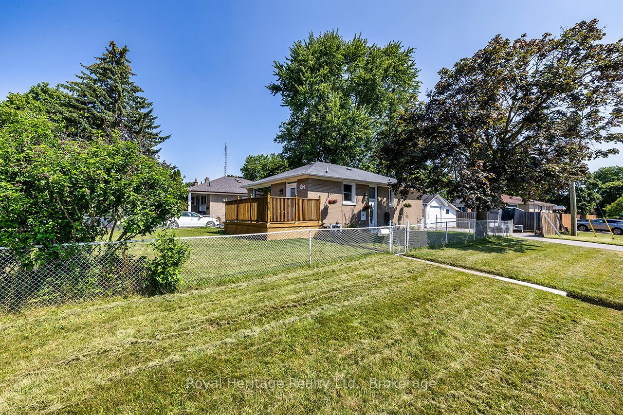 42 Thorncroft Crescent