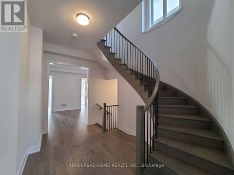 152 Sikura Circle Aurora ON L4G 3Z1