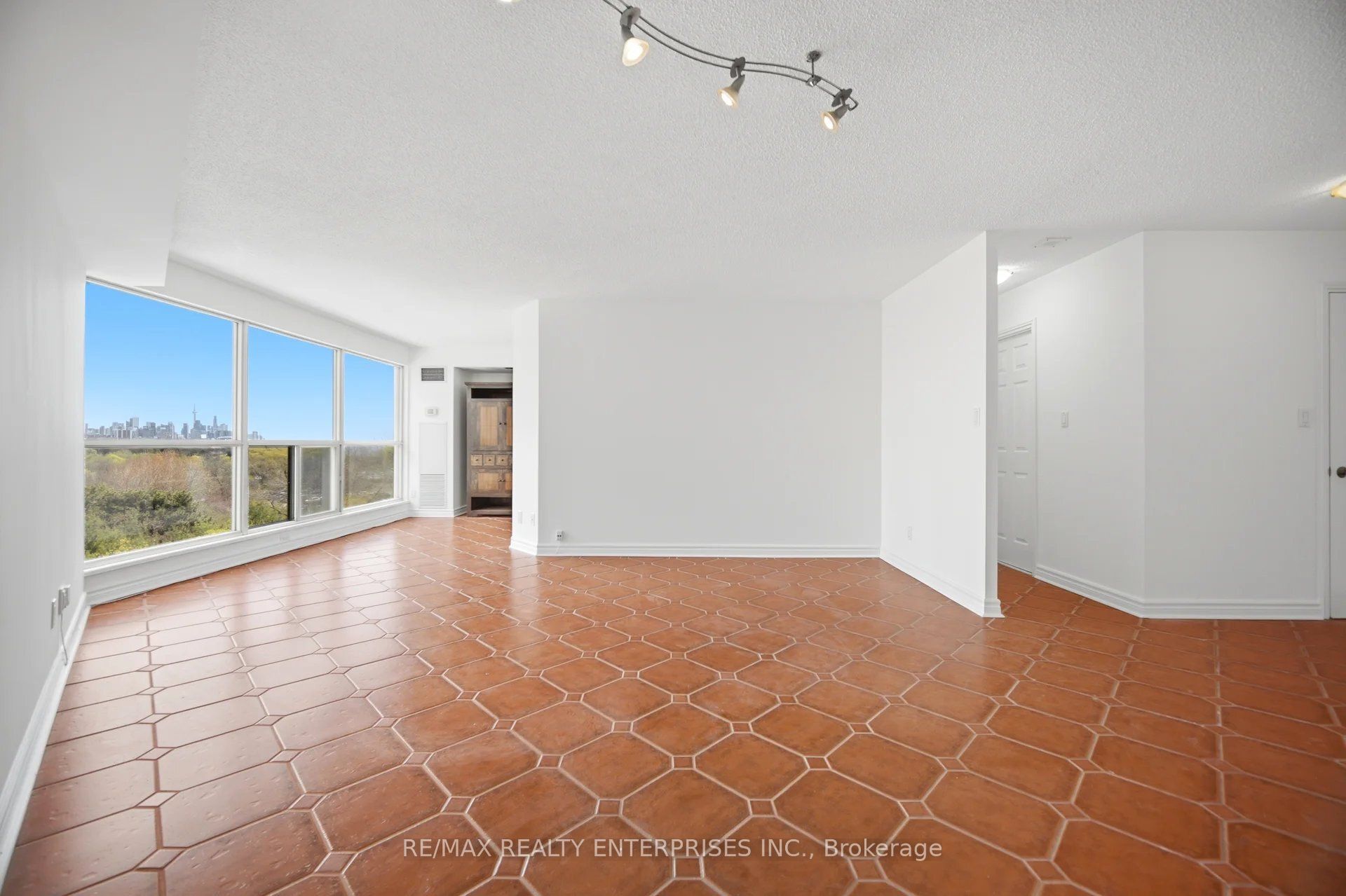 2261 Lake Shore Boulevard W 607