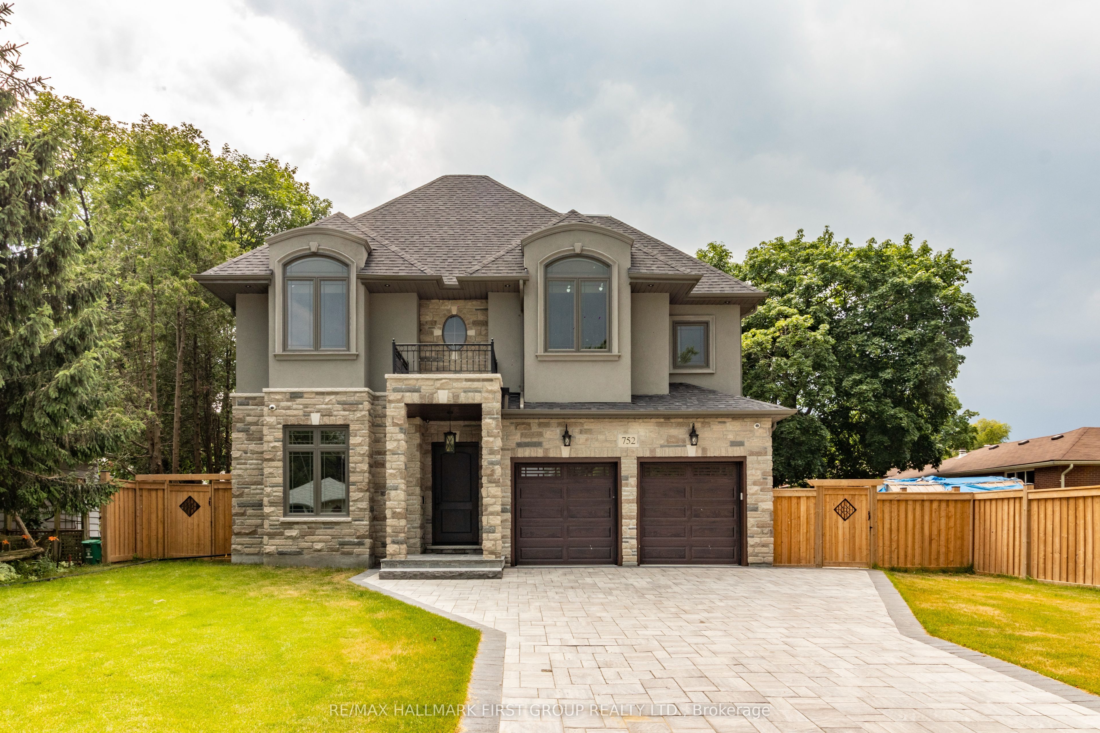 752 Hillview Crescent
