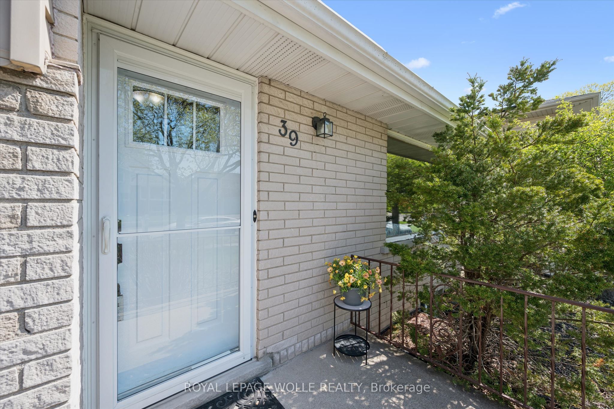 39 Charlotte Crescent