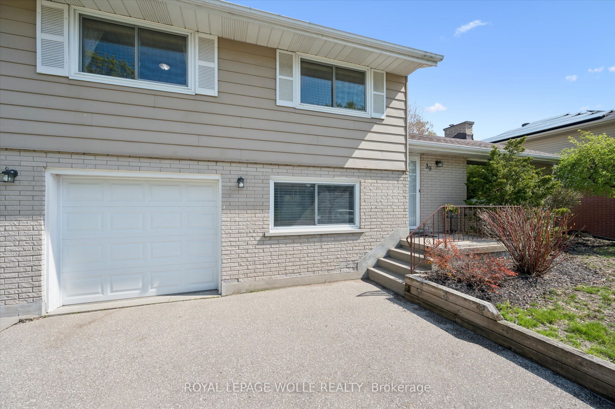 39 Charlotte Crescent