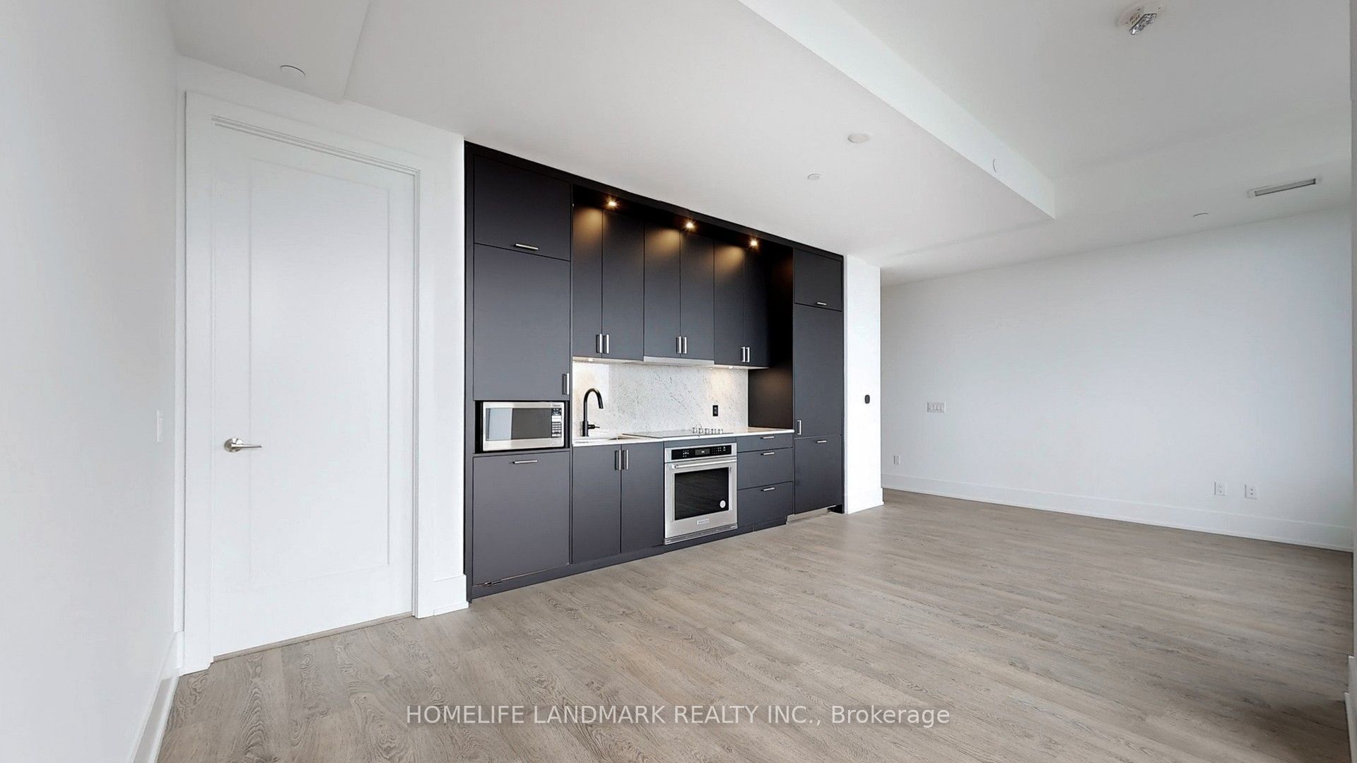 480 Front Street W 2004