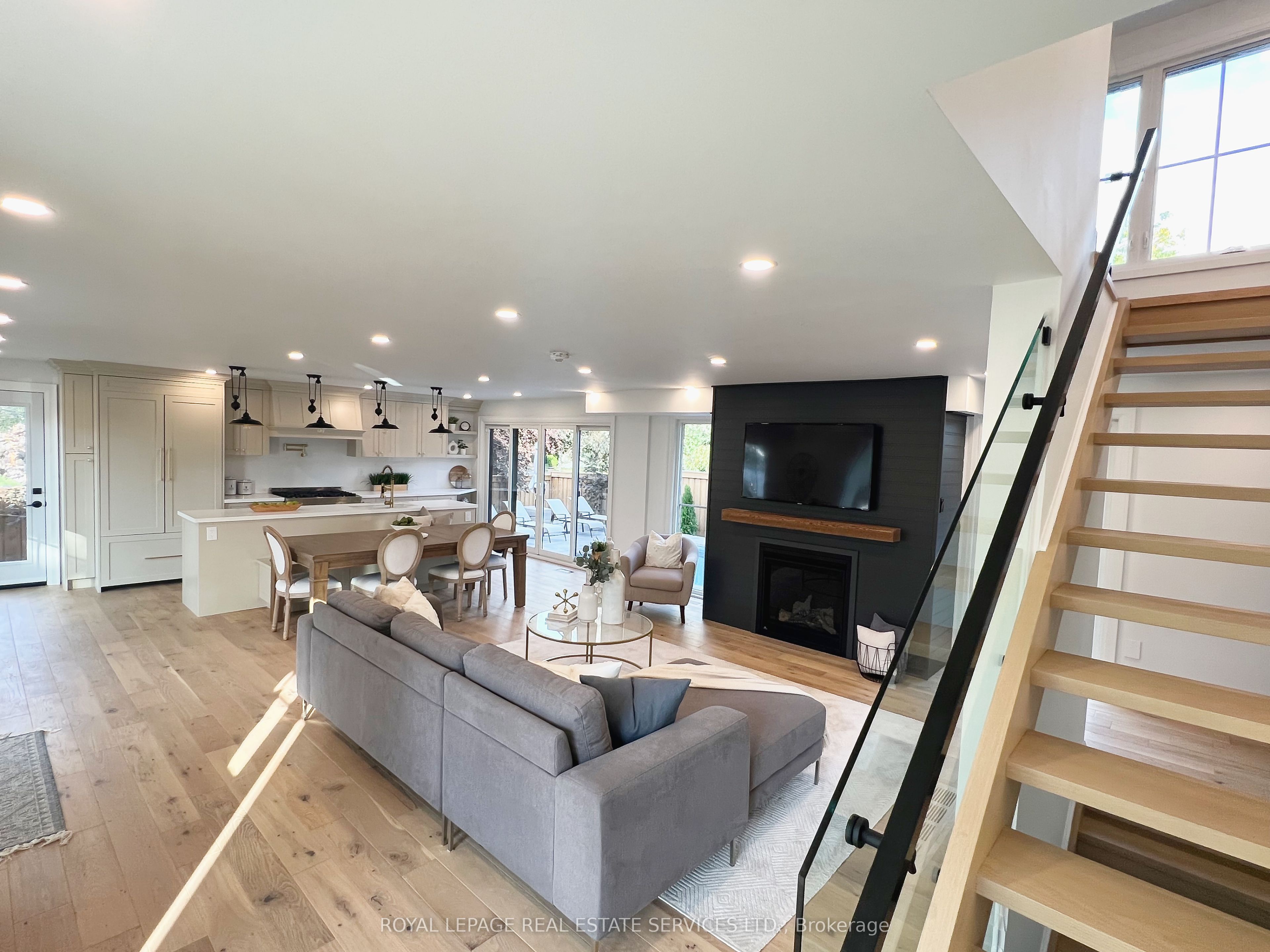 2212 Urwin Crescent