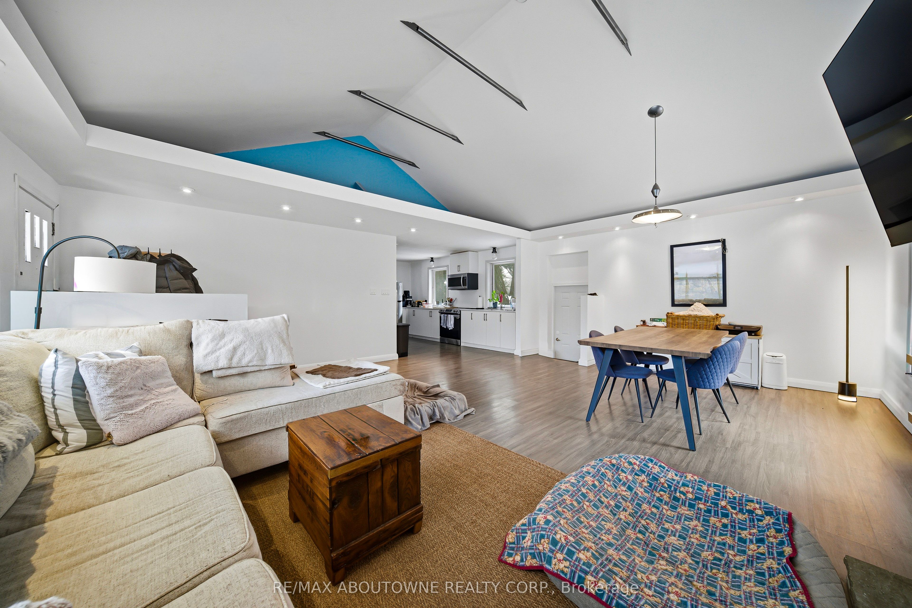 276 Lakeshore Road W