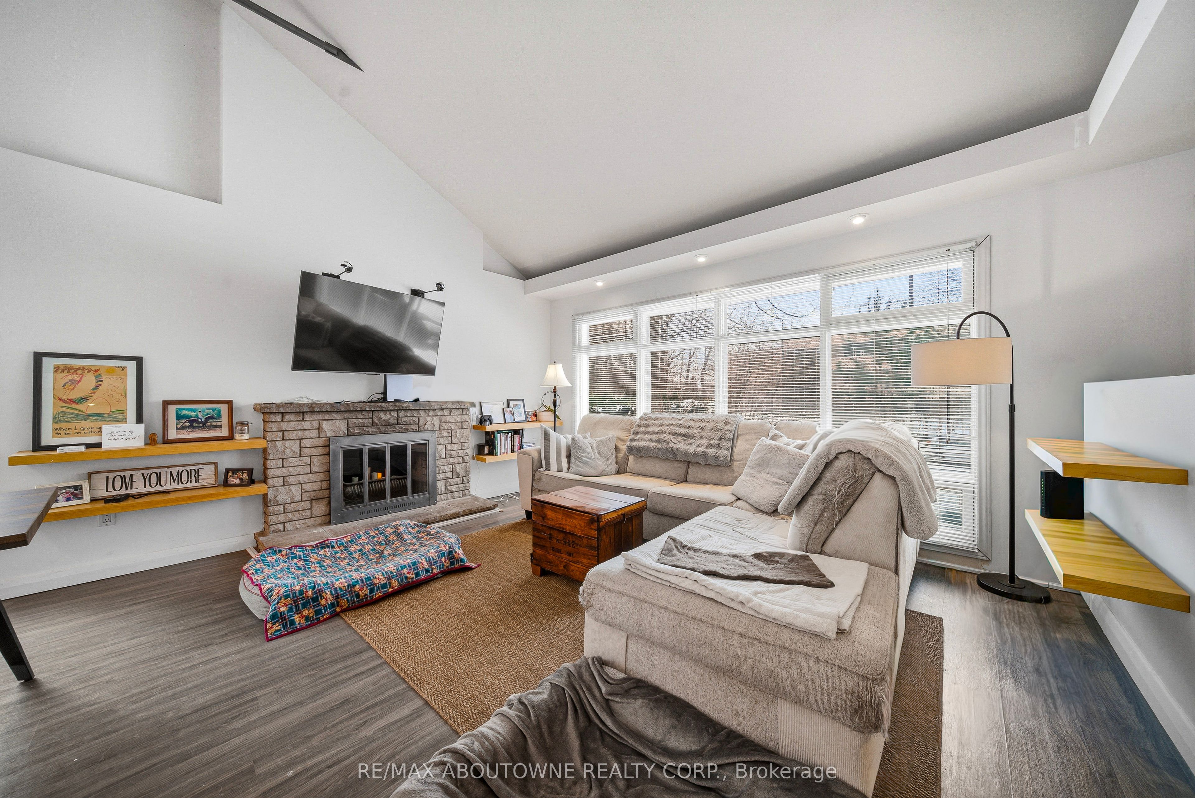 276 Lakeshore Road W