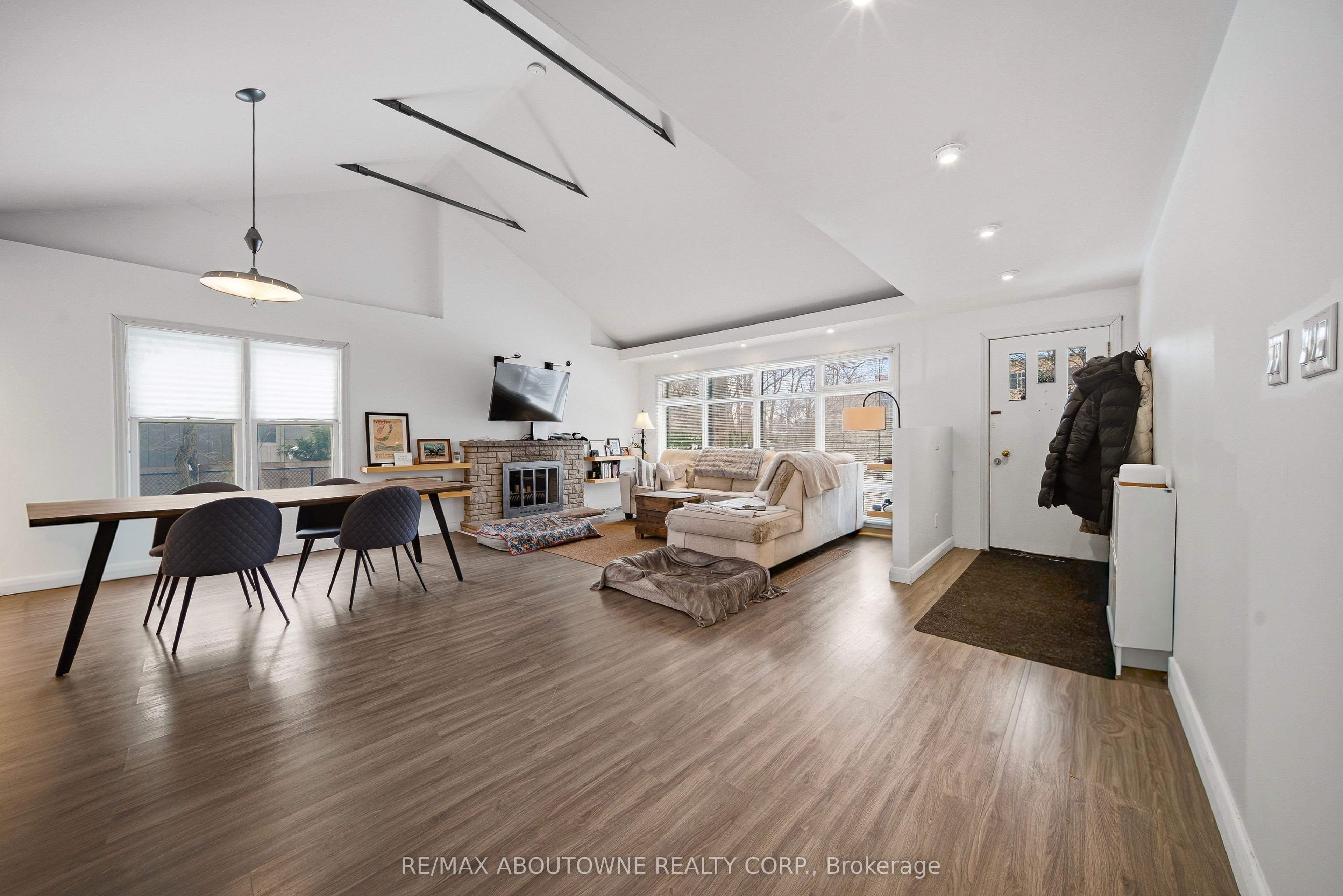 276 Lakeshore Road W