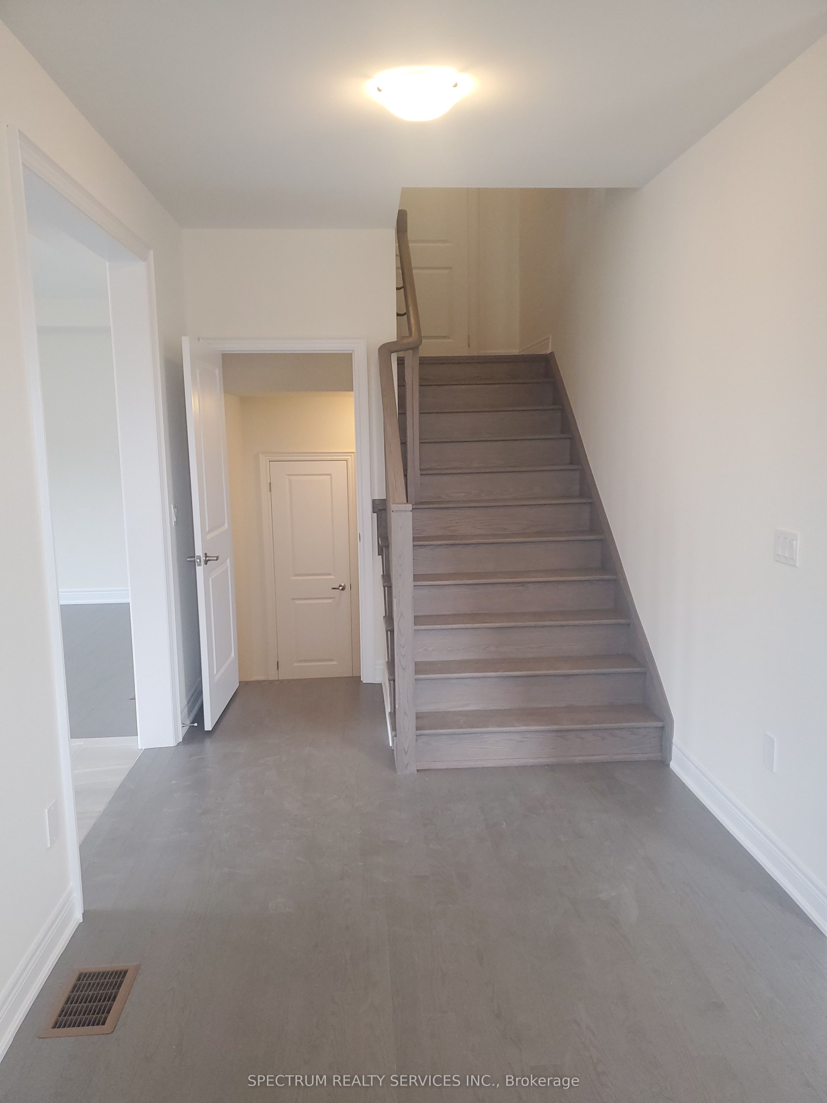 27 ROGERSON Street E