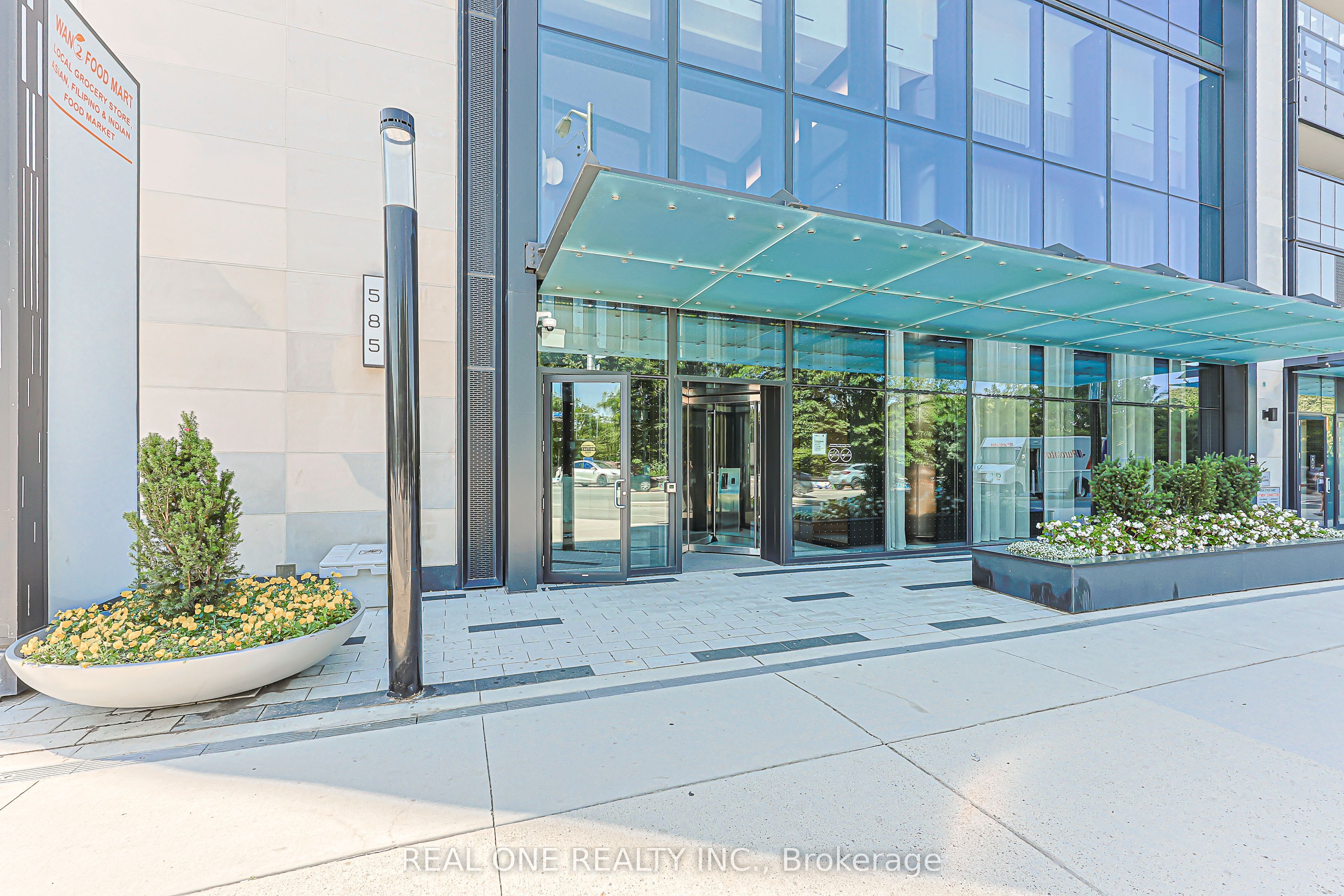 585 Bloor Street E 821
