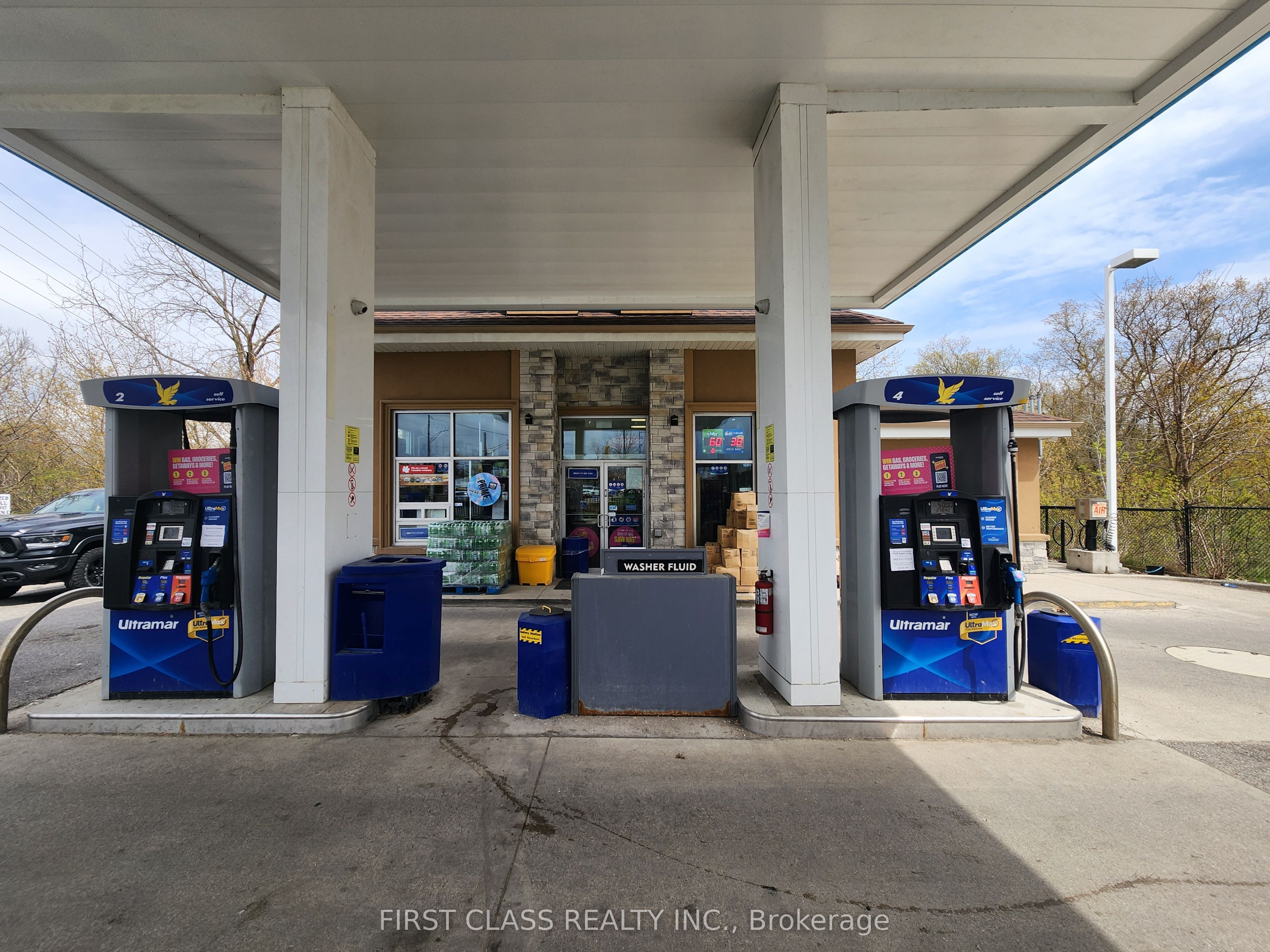 951 Dundas Street W