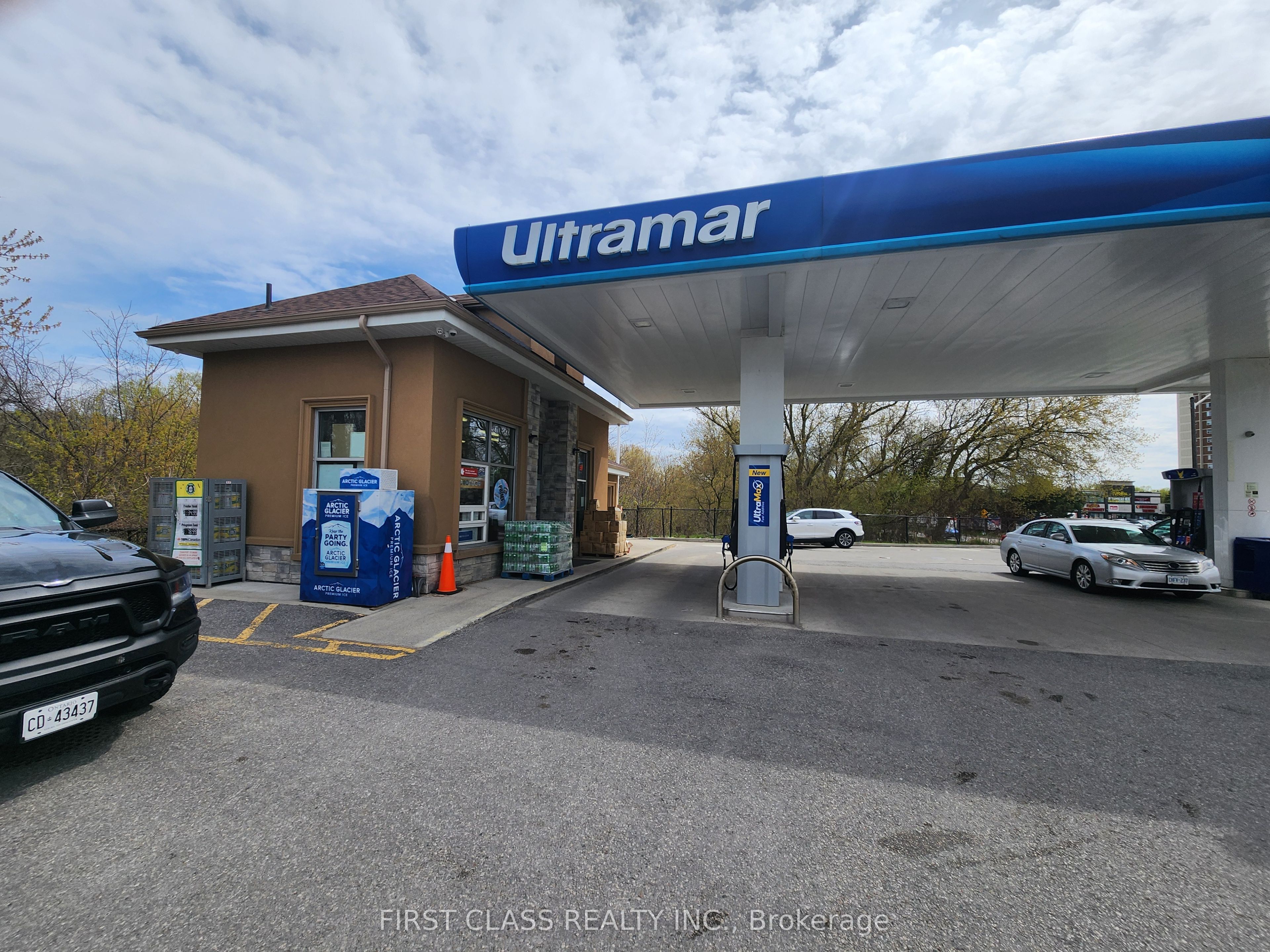 951 Dundas Street W
