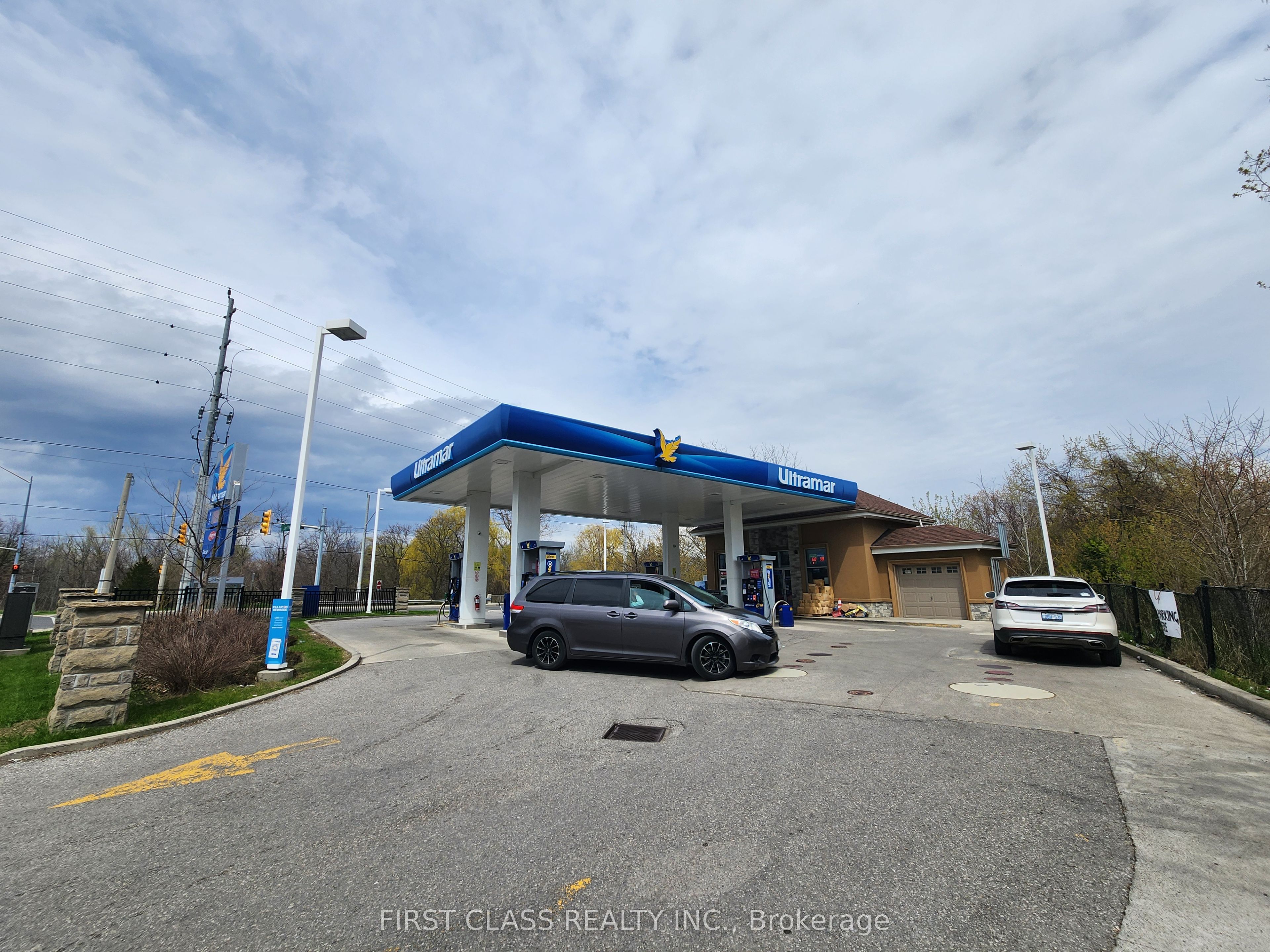 951 Dundas Street W