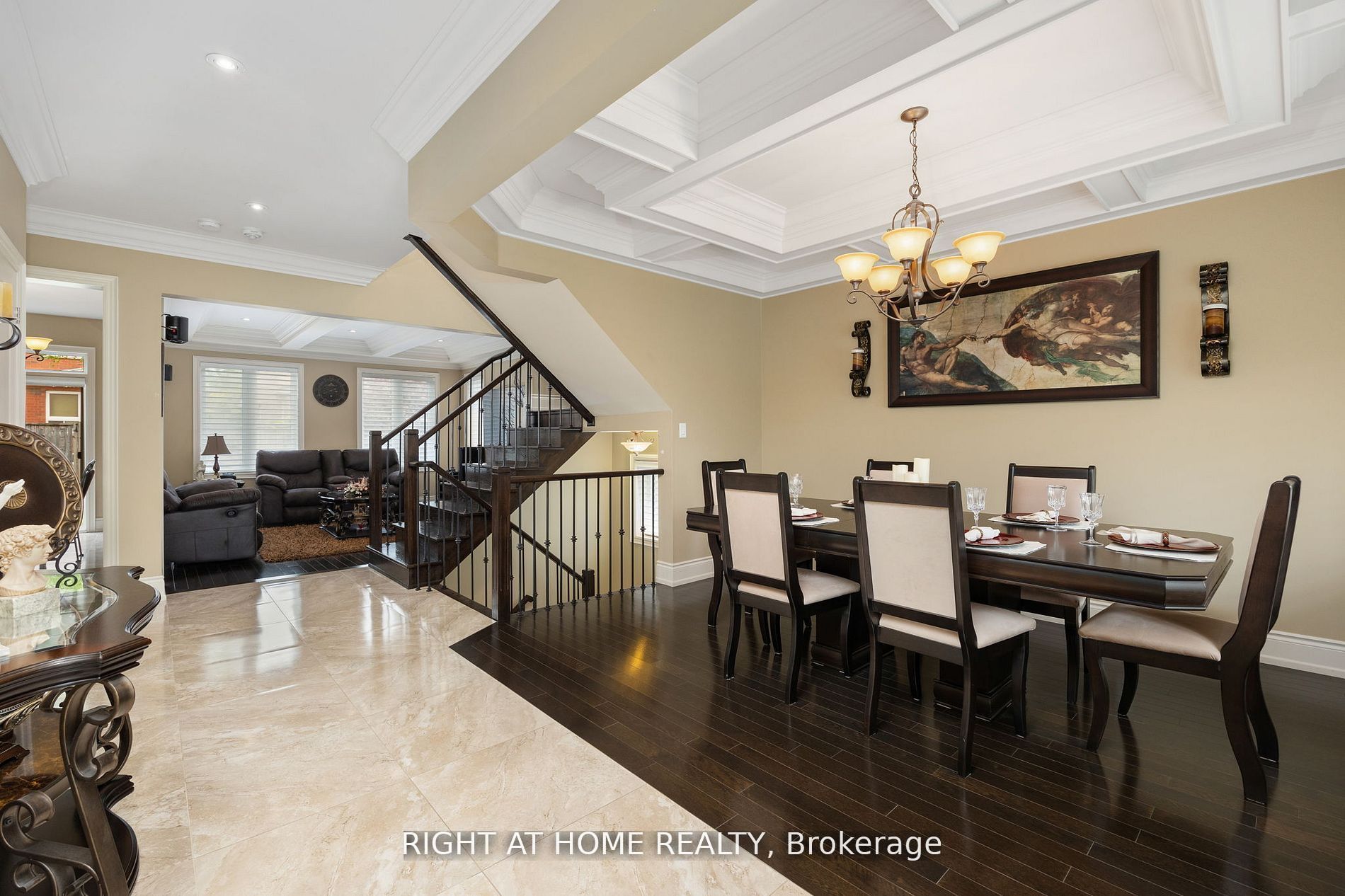 25 CHARTERHOUSE Drive N