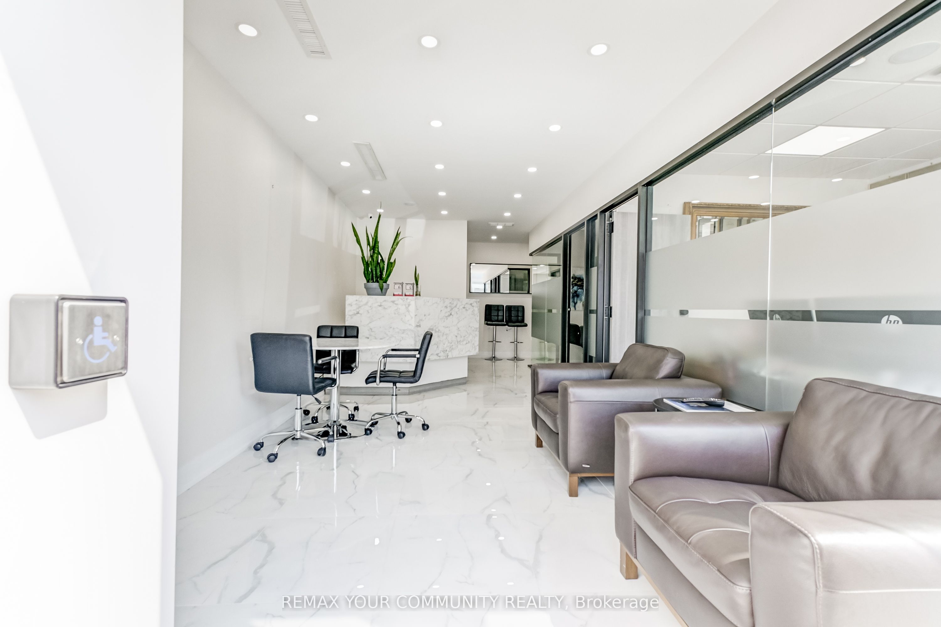 1185 Queensway N/A E 6