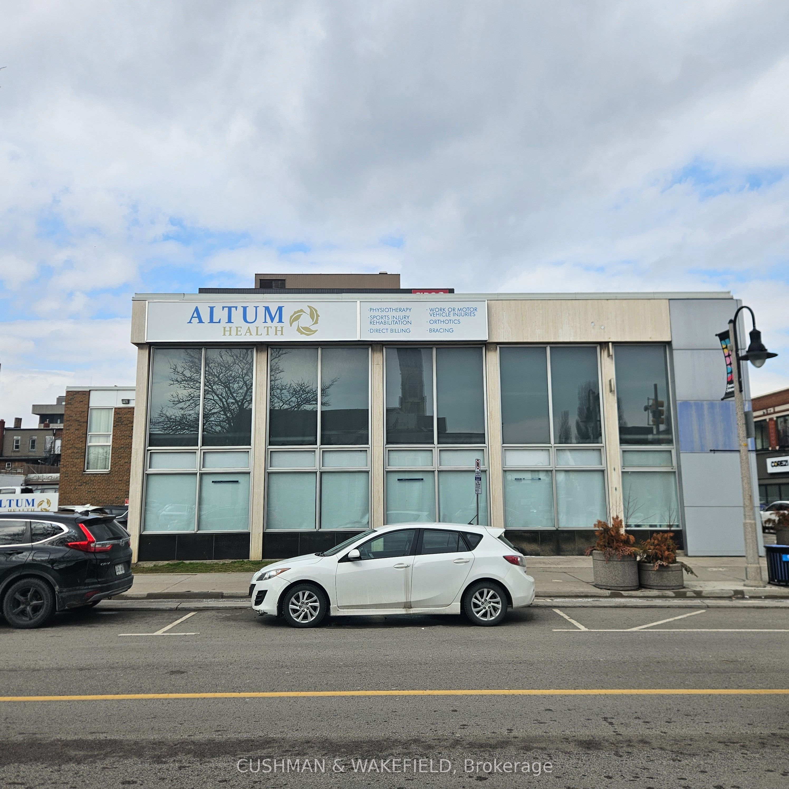 38 Simcoe Street S