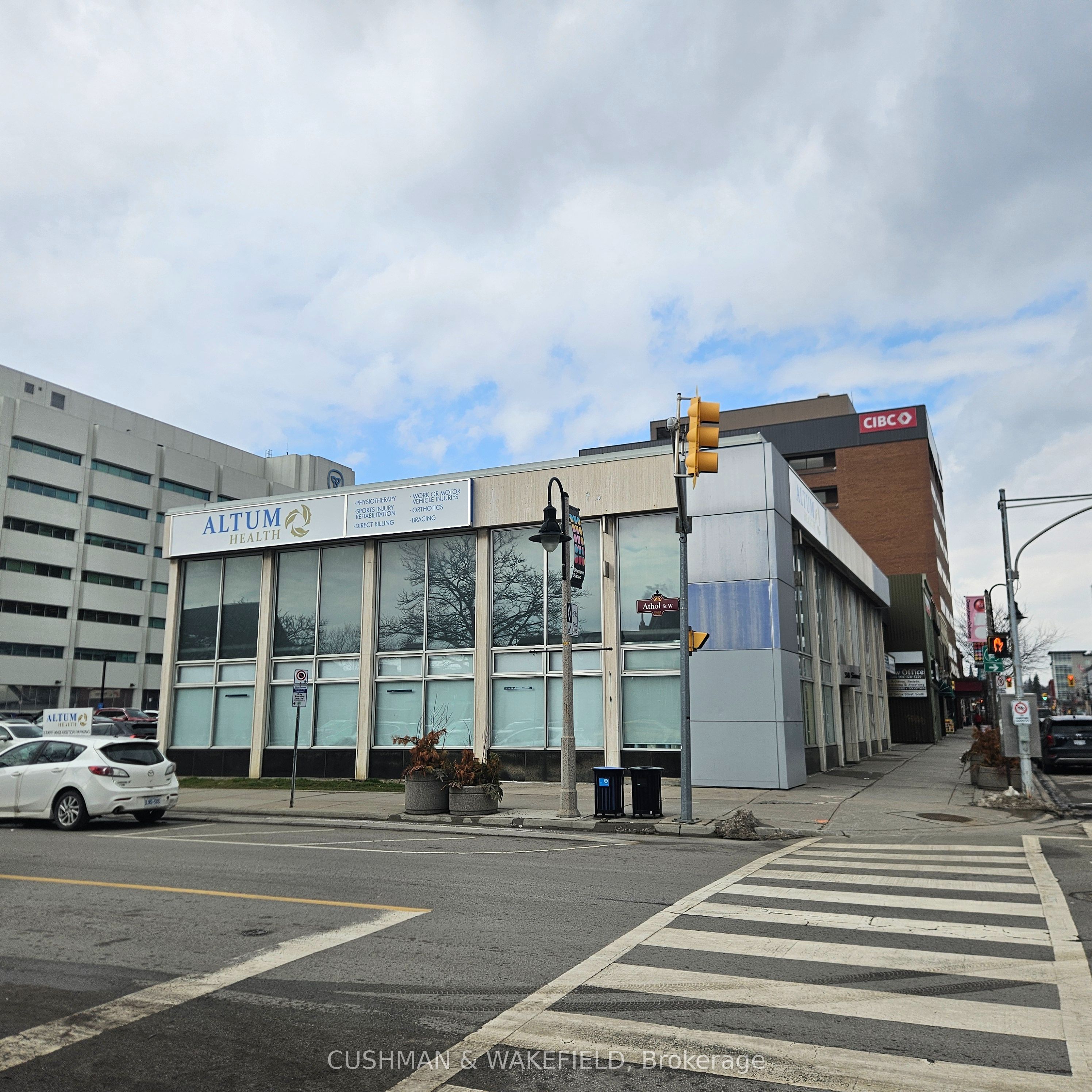 38 Simcoe Street S
