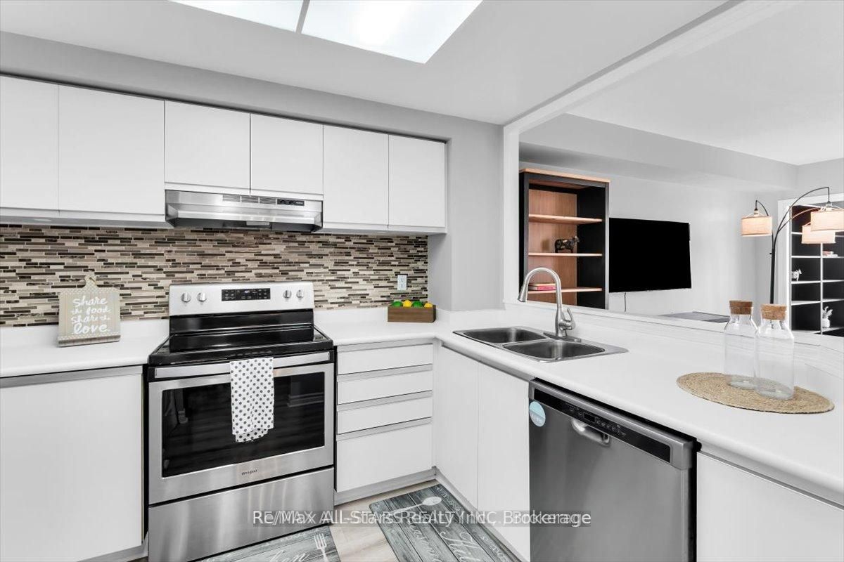 711 Rossland Road E 1002
