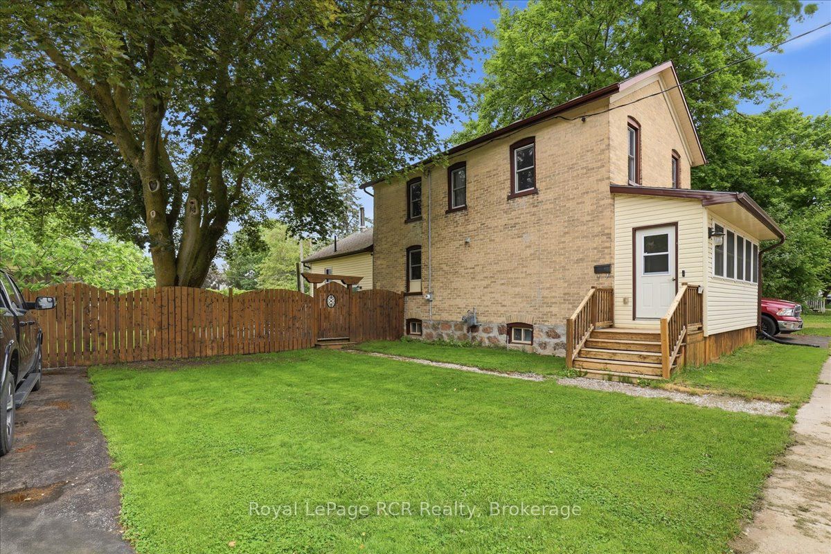 161 Livingstone Avenue N