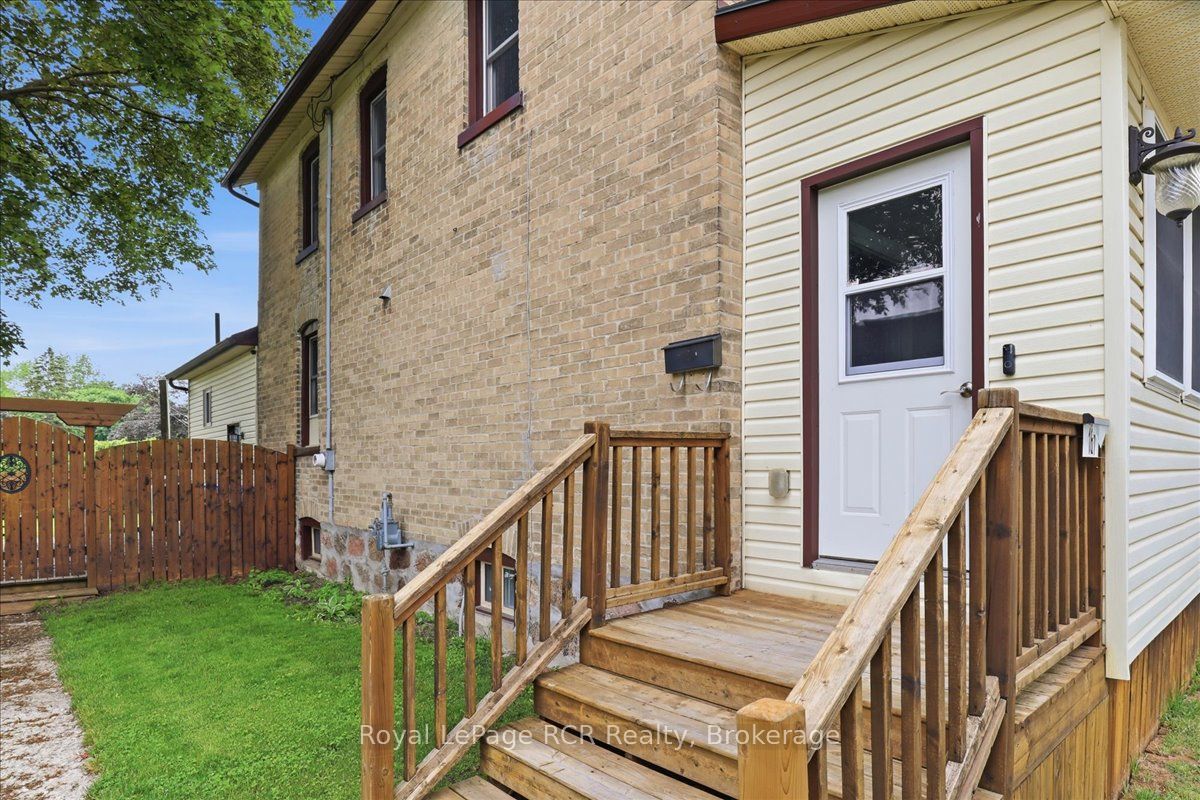 161 Livingstone Avenue N